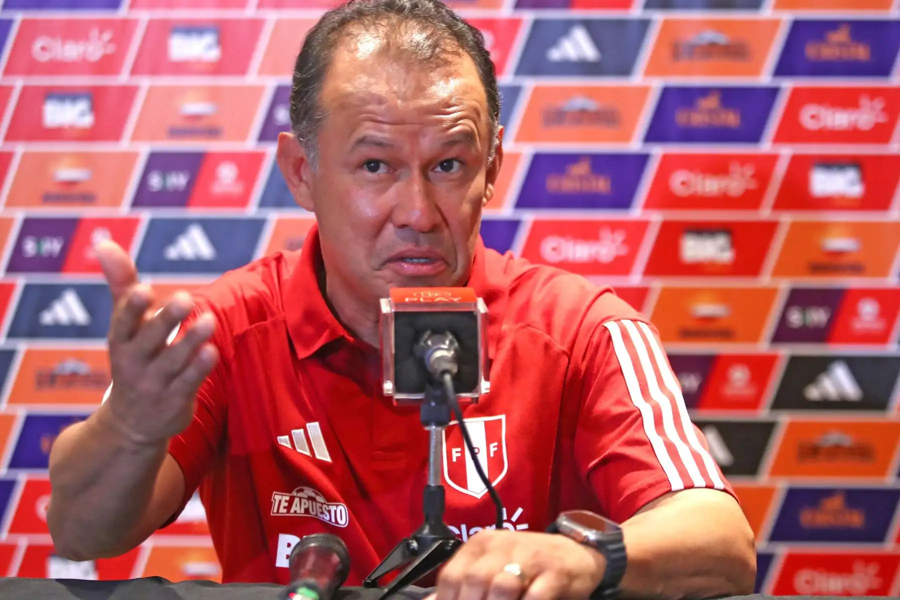 Conferencia de prensa del técnico de la selección peruana Juan Reynoso. Foto: FPF