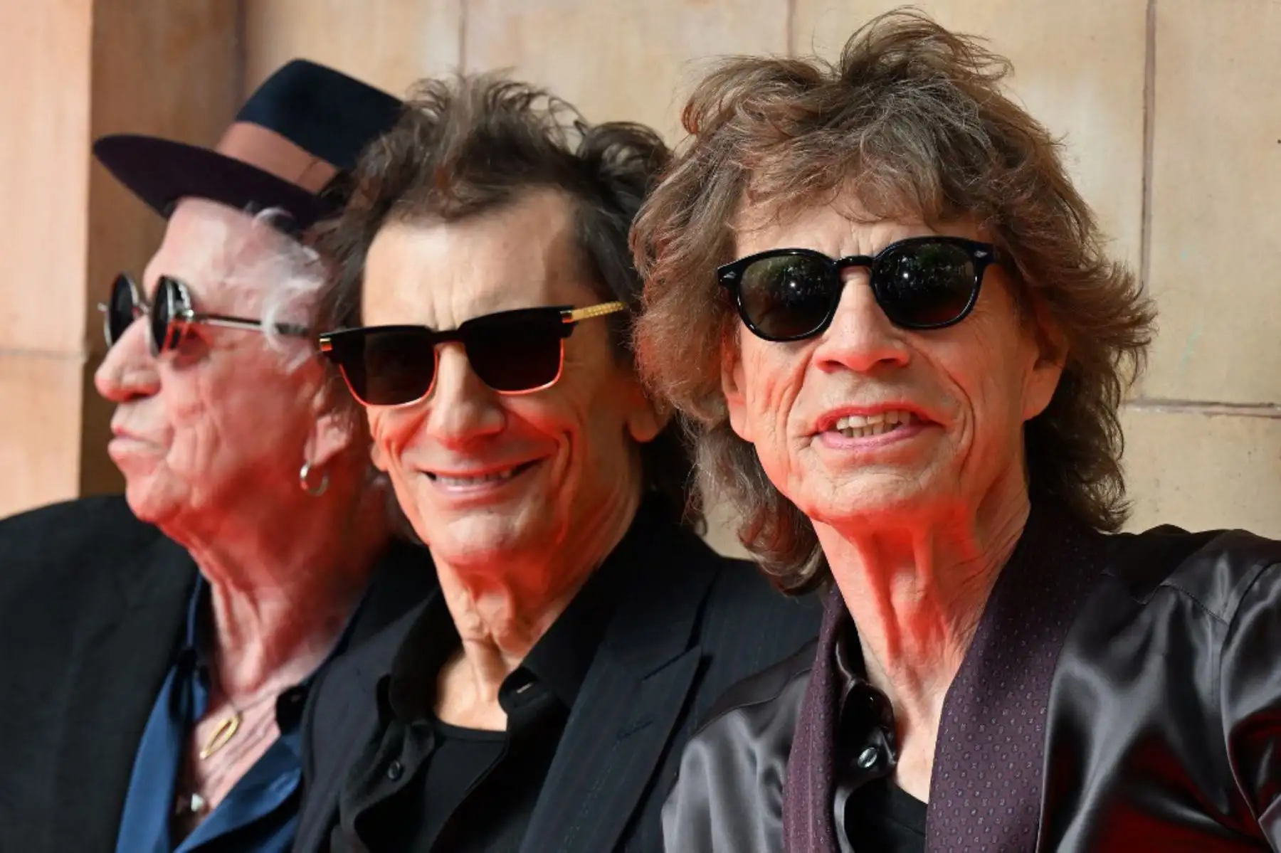 Keith Richards, Ron Wood y Mick Jagger de la legendaria banda de rock británica The Rolling Stones posan cuando llegan para asistir a un evento de lanzamiento de su nuevo álbum, 