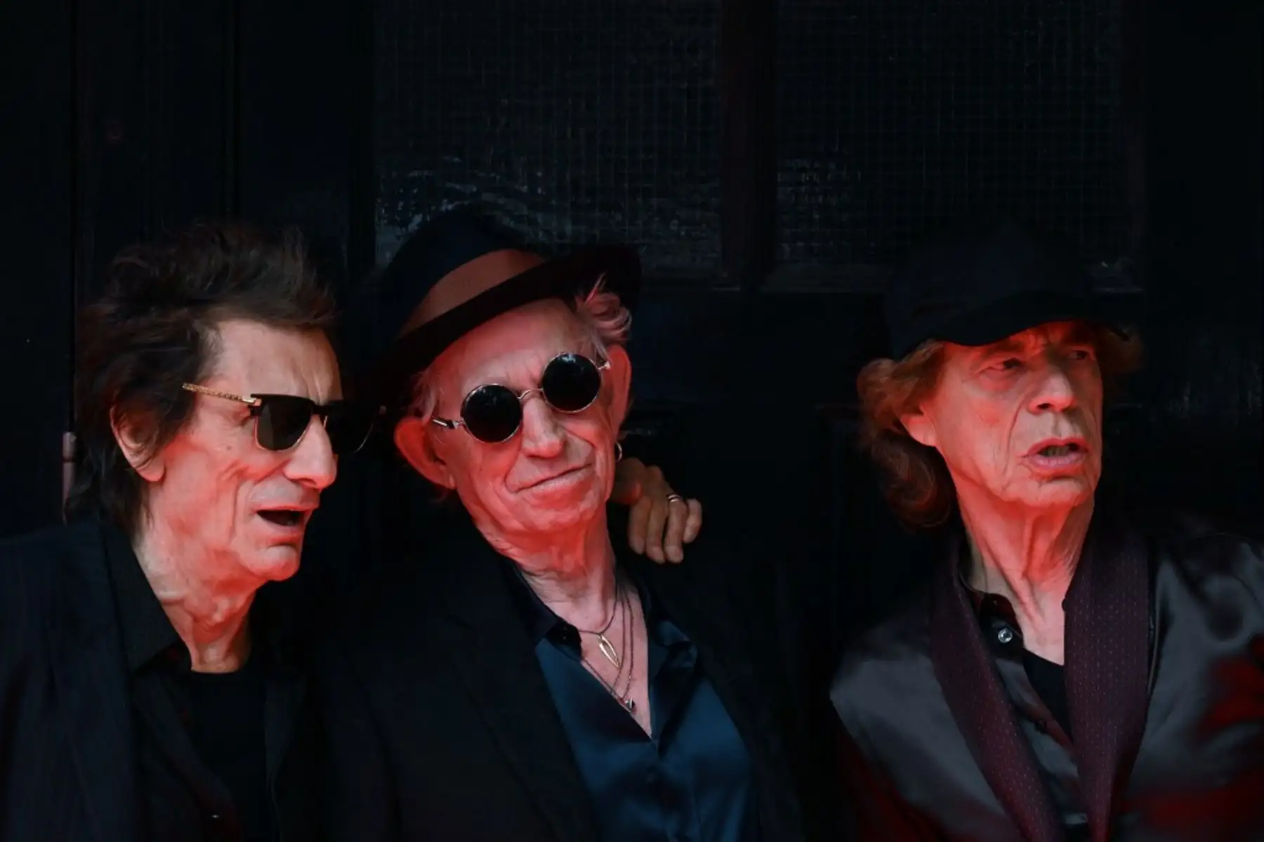 Keith Richards, Ron Wood y Mick Jagger de la legendaria banda de rock británica The Rolling Stones posan cuando llegan para asistir a un evento de lanzamiento de su nuevo álbum, 