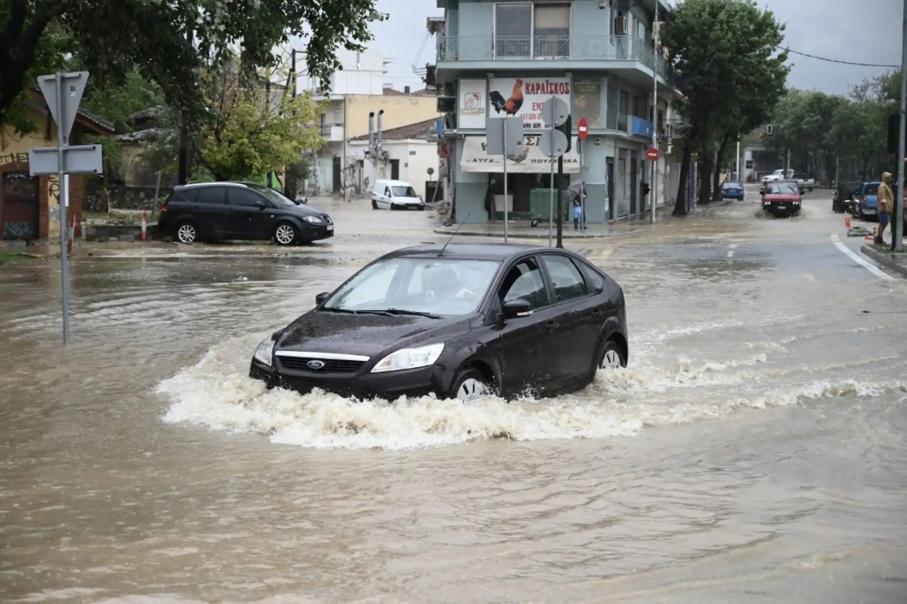 Un vehículo en una carretera inundada en la ciudad de Volos, Grecia central. Al menos una persona murió en el este de Grecia después de que lluvias torrenciales azotaran el país, ya devastado durante semanas por incendios forestales. Foto: AFP