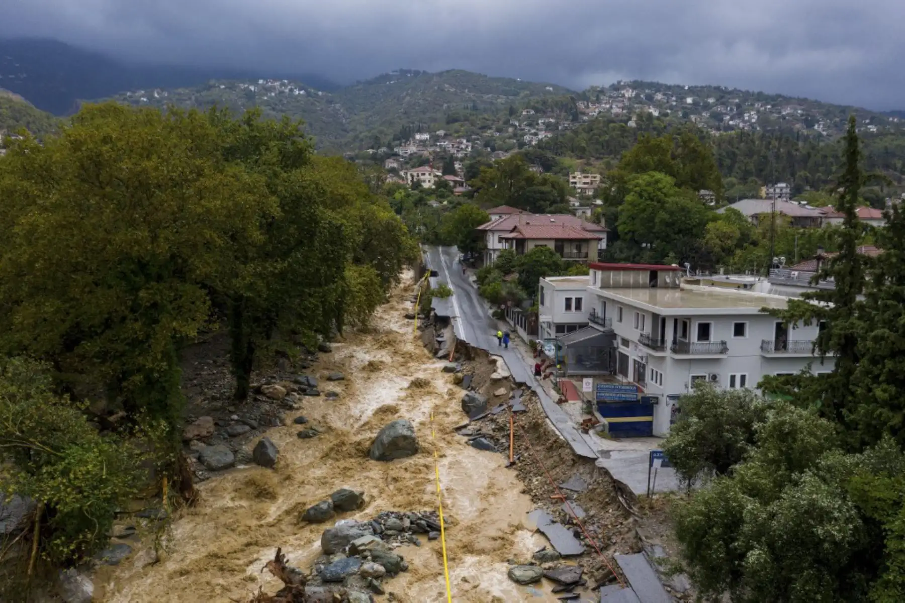 Vista aérea muestra una carretera parcialmente destruida en una zona inundada en la ciudad de Volos, en el centro de Grecia. Foto: AFP