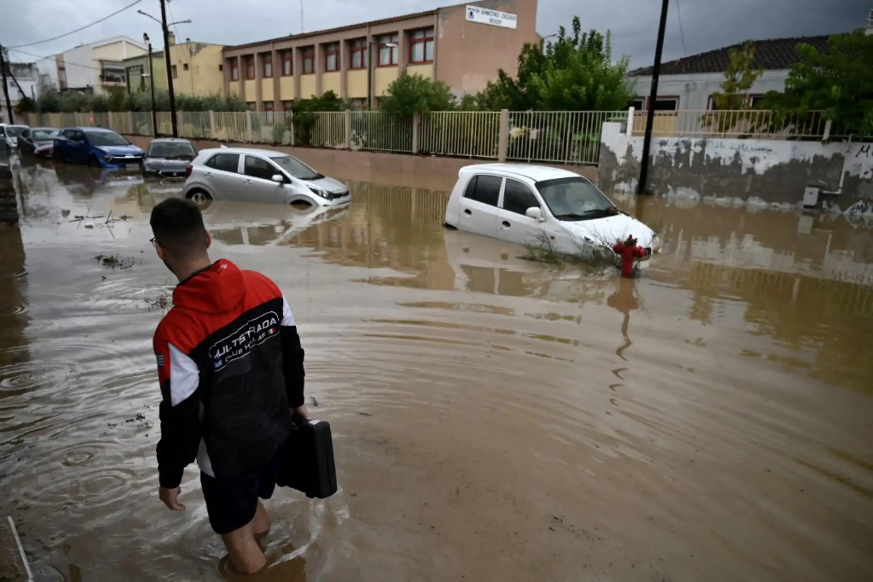 En la capital regional, Volos, han caído 200 milímetros (unas ocho pulgadas) de lluvia, mientras que en el pueblo vecino de Zagora han caído 600 mm, según el Servicio Meteorológico Nacional (EMY). Foto: AFP
