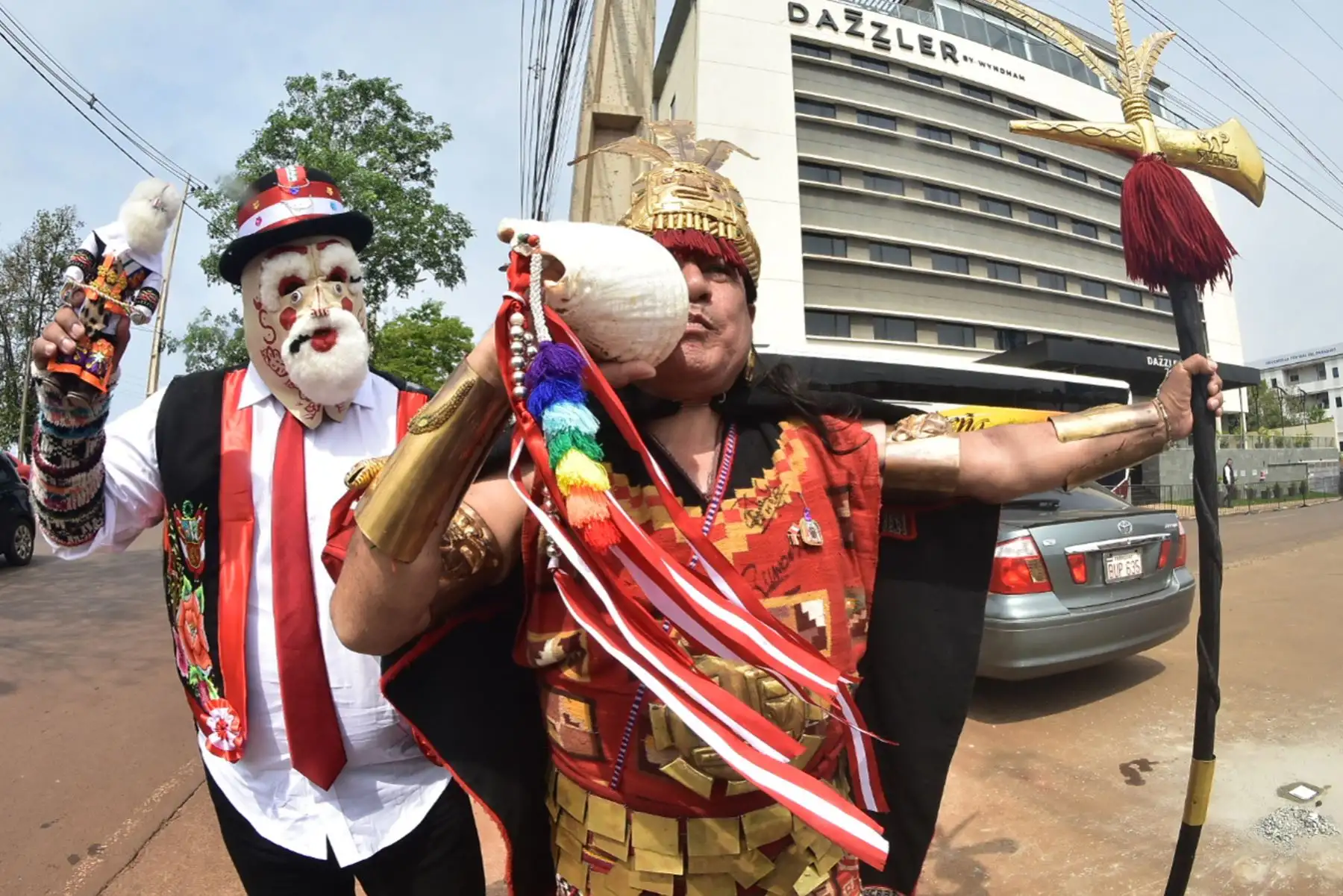 Los hinchas peruanos Sixto Falcón, caracterizado como dios inca, y Pedro Núñez Soto, como el muñeco Chuto, posan afuera de donde se alojan los jugadores de Perú hoy, en Ciudad del Este (Paraguay). Foto: EFE