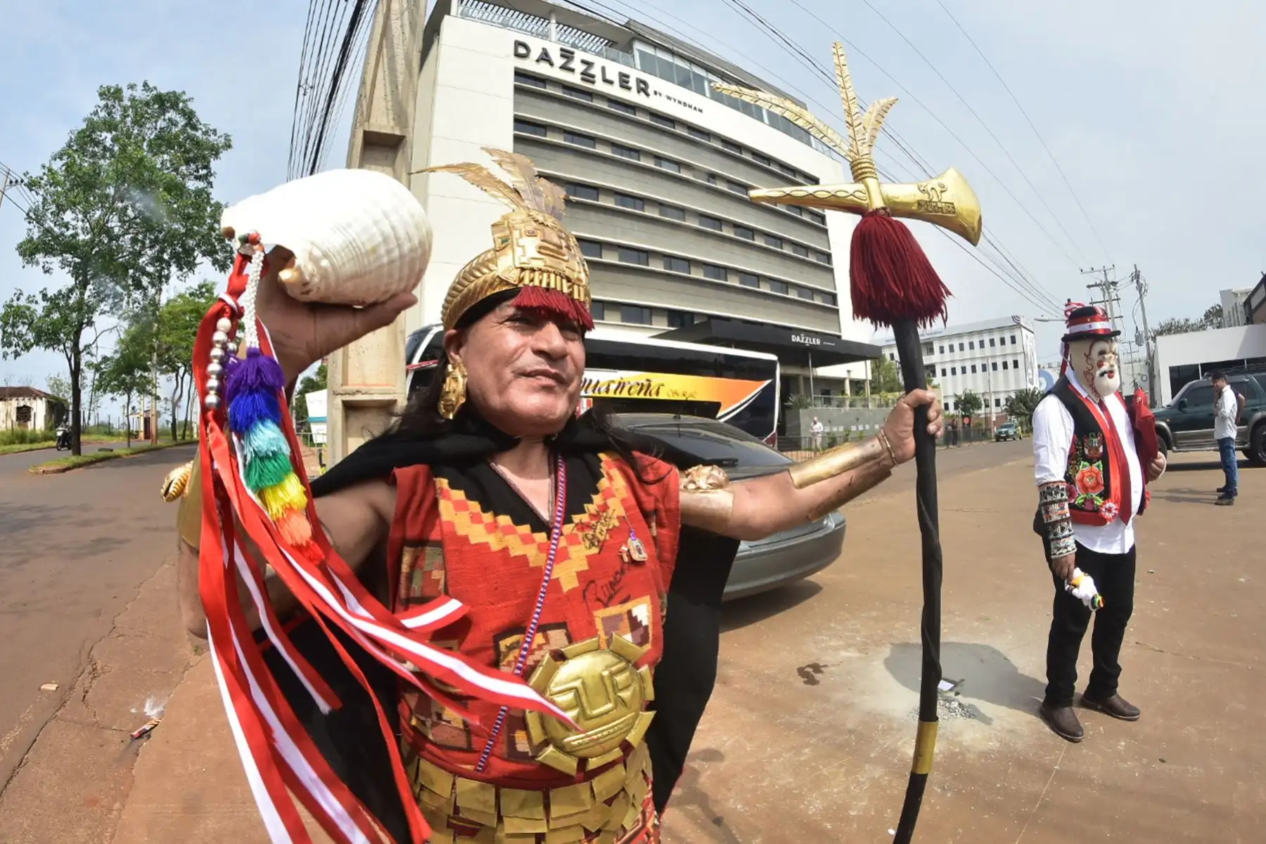 Los hinchas peruanos Sixto Falcón, caracterizado como dios inca, y Pedro Núñez Soto, como el muñeco Chuto, posan afuera de donde se alojan los jugadores de Perú hoy, en Ciudad del Este (Paraguay). Foto: EFE