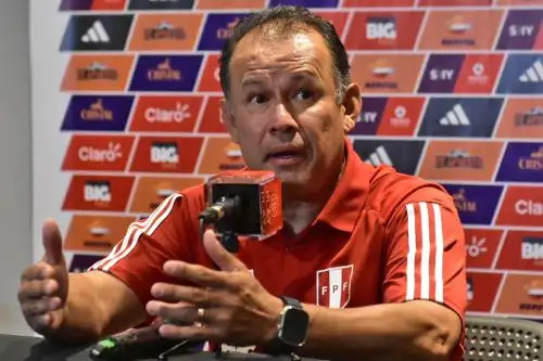 El seleccionador de Perú Juan Reynoso habla en una rueda de prensa hoy, en Ciudad del Este (Paraguay). Foto: EFE