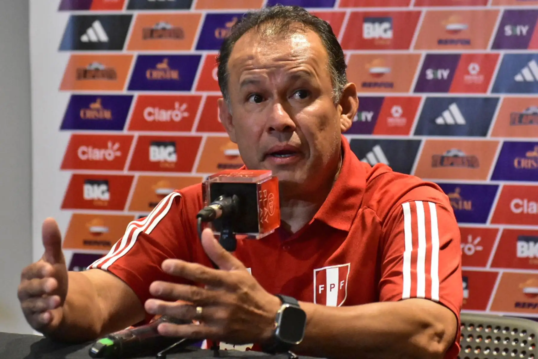 Jorge Fossati y Juan Reynoso fueron entrenadores de la Selección Peruana de Fútbol durante las Eliminatorias al Mundial 2026, y este domingo 14 de setiembre de 2025 por la tarde se enfrentarán en un partido de la Liga 1 que se jugará en el Estadio Monumental de la UNSA en Arequipa, dirigiendo a sus respectivos equipos, Fossati a Universitario y Reynoso al Melgar. Foto: EFE