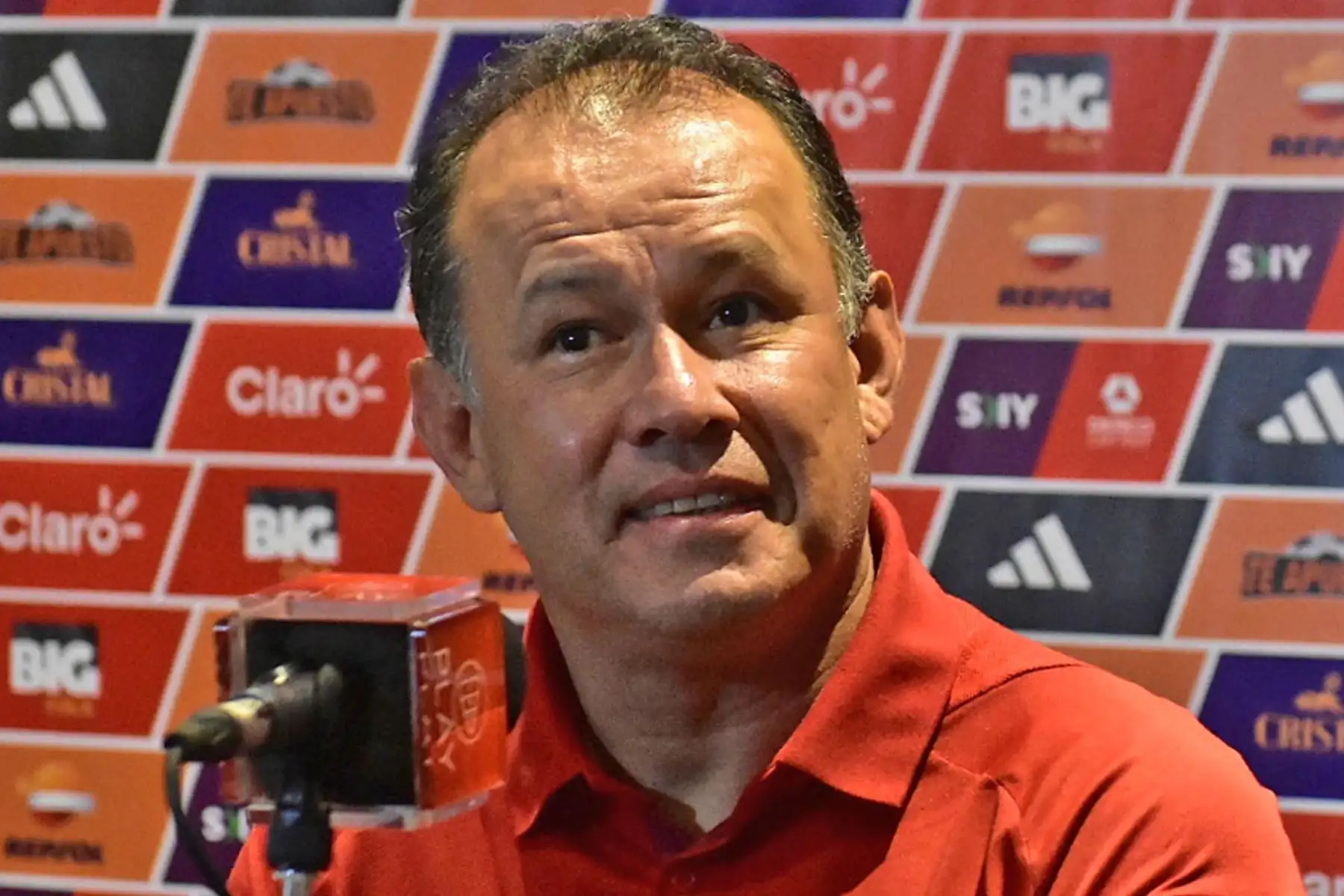 Reynoso se declaró este miércoles "satisfecho" con el equipo que ha estructurado para comenzar las eliminatorias sudamericanas del Mundial 2026, este jueves frente a Paraguay en Ciudad del Este. 
Foto: EFE