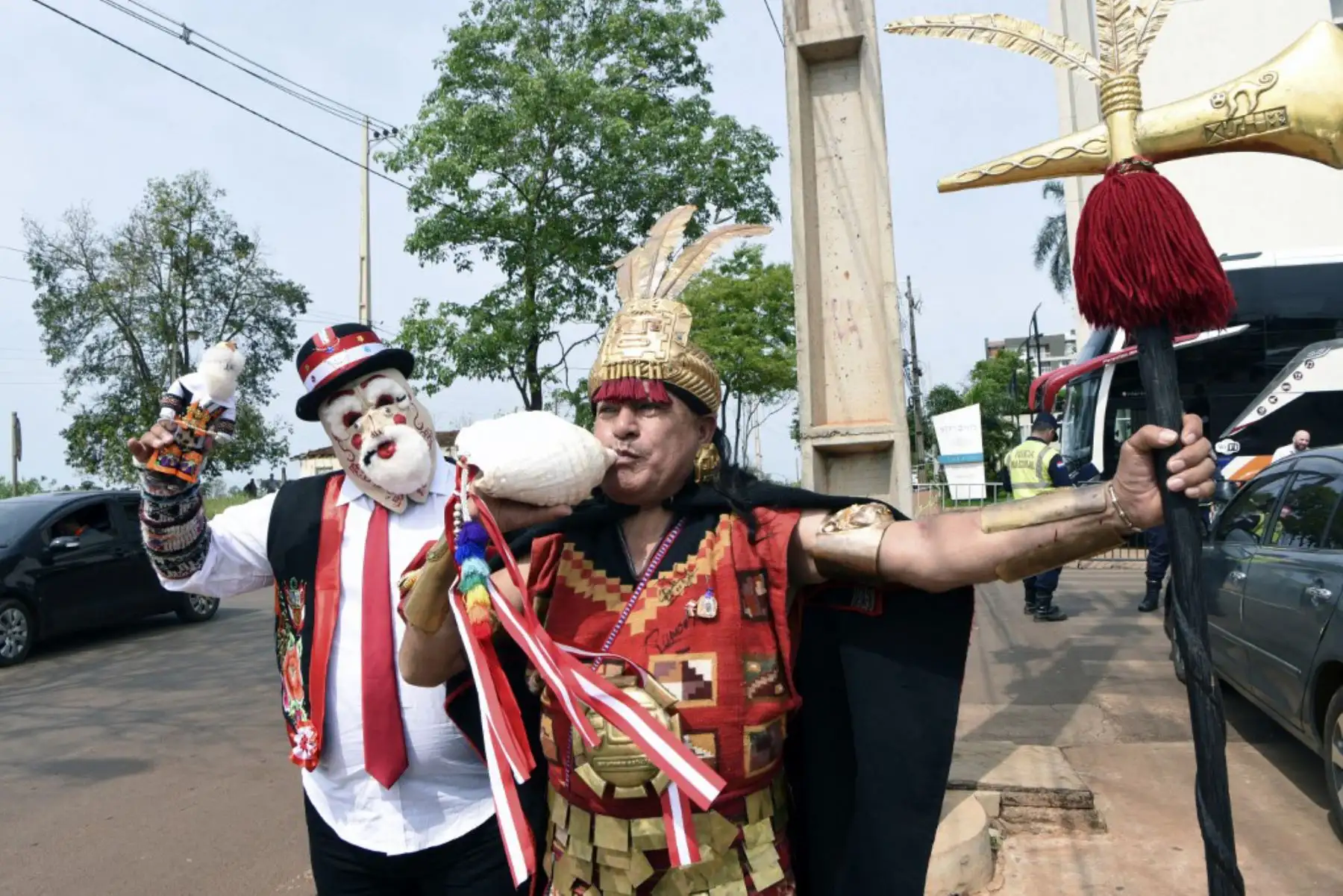 Fans de la selección de fútbol de Perú animan a su equipo frente al hotel donde se hospedan en Ciudad del Este, Paraguay, antes de los partidos de clasificación para la Copa Mundial de la FIFA 2026. Foto: AFP