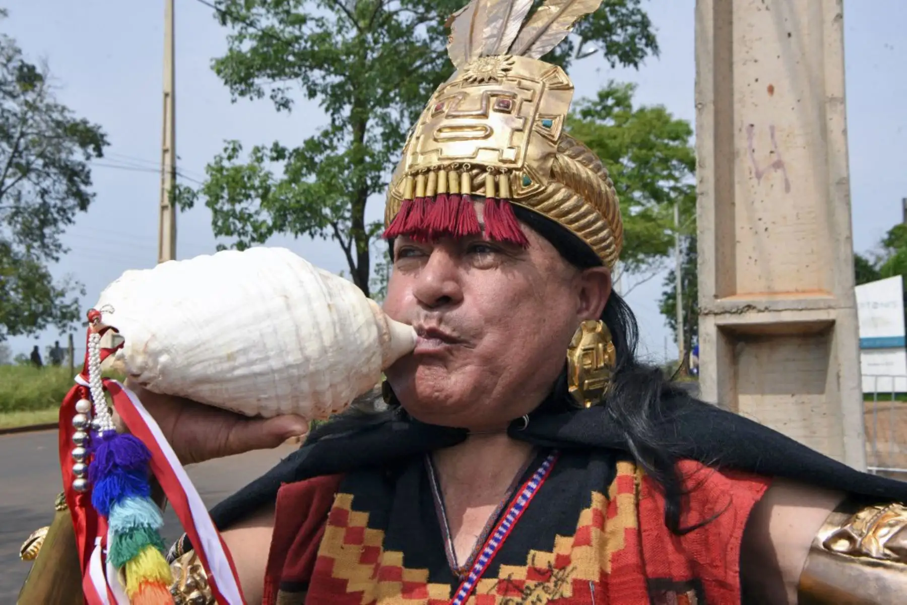 Fans de la selección de fútbol de Perú animan a su equipo frente al hotel donde se hospedan en Ciudad del Este, Paraguay, antes de los partidos de clasificación para la Copa Mundial de la FIFA 2026. Foto: AFP
