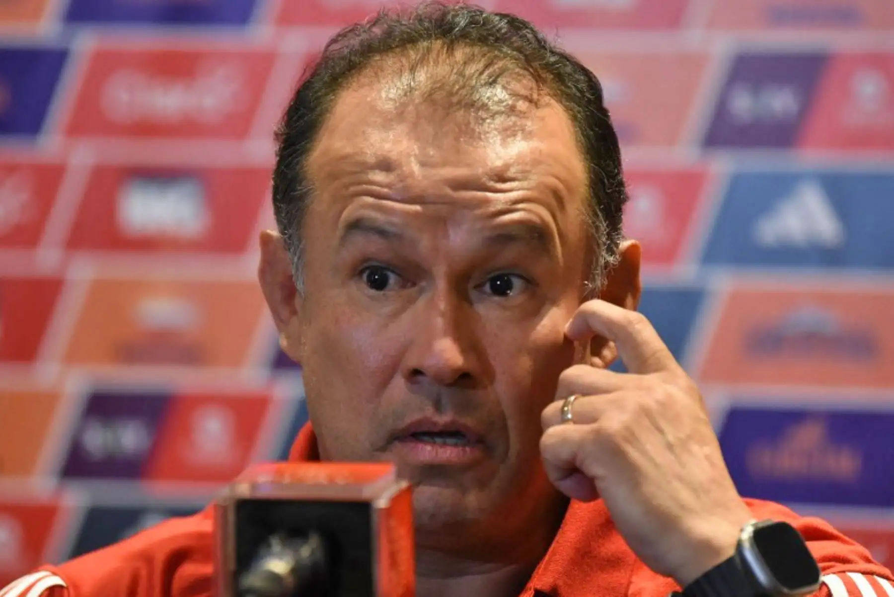 El seleccionador de Perú Juan Reynoso habla en una rueda de prensa hoy, en Ciudad del Este (Paraguay). Foto: AFP