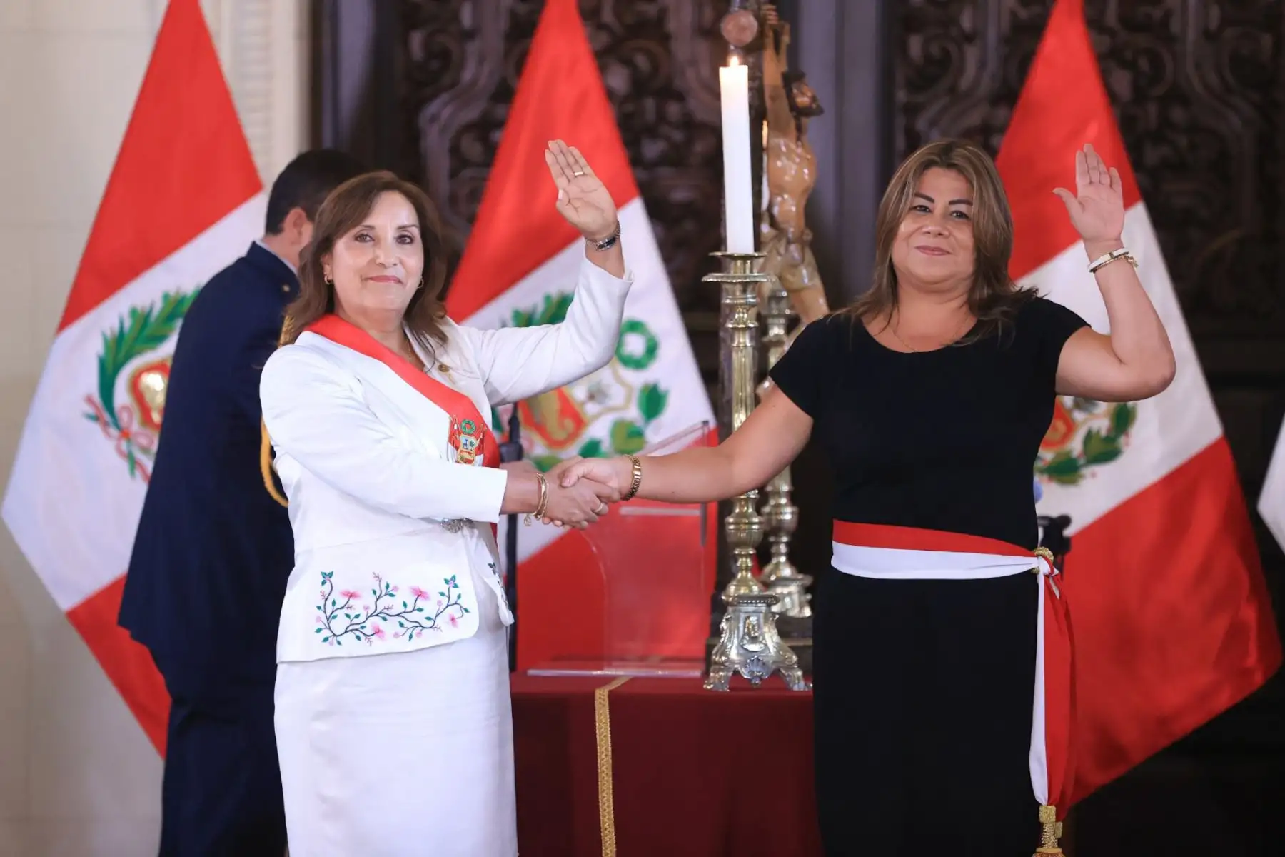 En ceremonia efectuada hoy en Palacio de Gobierno, la presidenta de la república, Dina Boluarte tomó el juramento a la nueva ministra de Desarrollo Agrario y Riego, Jennifer Contreras Álvarez, quien reemplaza en el cargo a Nelly Paredes del Castillo. Foto: ANDINA/ Prensa Presidencia