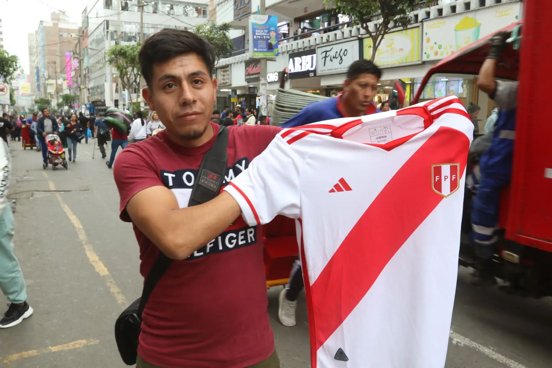 Hinchas peruanos compran camisetas y souvenirs en el emporio Comercial Gamarra previo al partido de fútbol entre las selecciones de Perú y Paraguay  que se enfrentan por las Eliminatorias al Mundial 2026
FOTO: ANDINA/Hector Vinces.