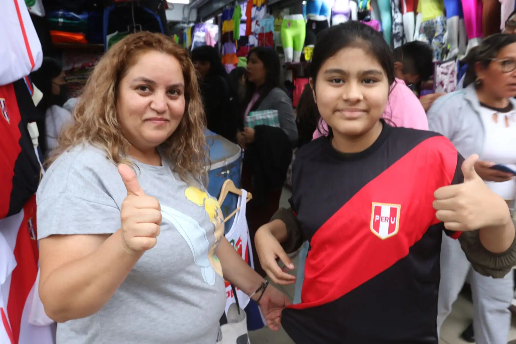 Hinchas peruanos compran camisetas y souvenirs en el emporio Comercial Gamarra previo al partido de fútbol entre las selecciones de Perú y Paraguay  que se enfrentan por las Eliminatorias al Mundial 2026
FOTO: ANDINA/Hector Vinces.
