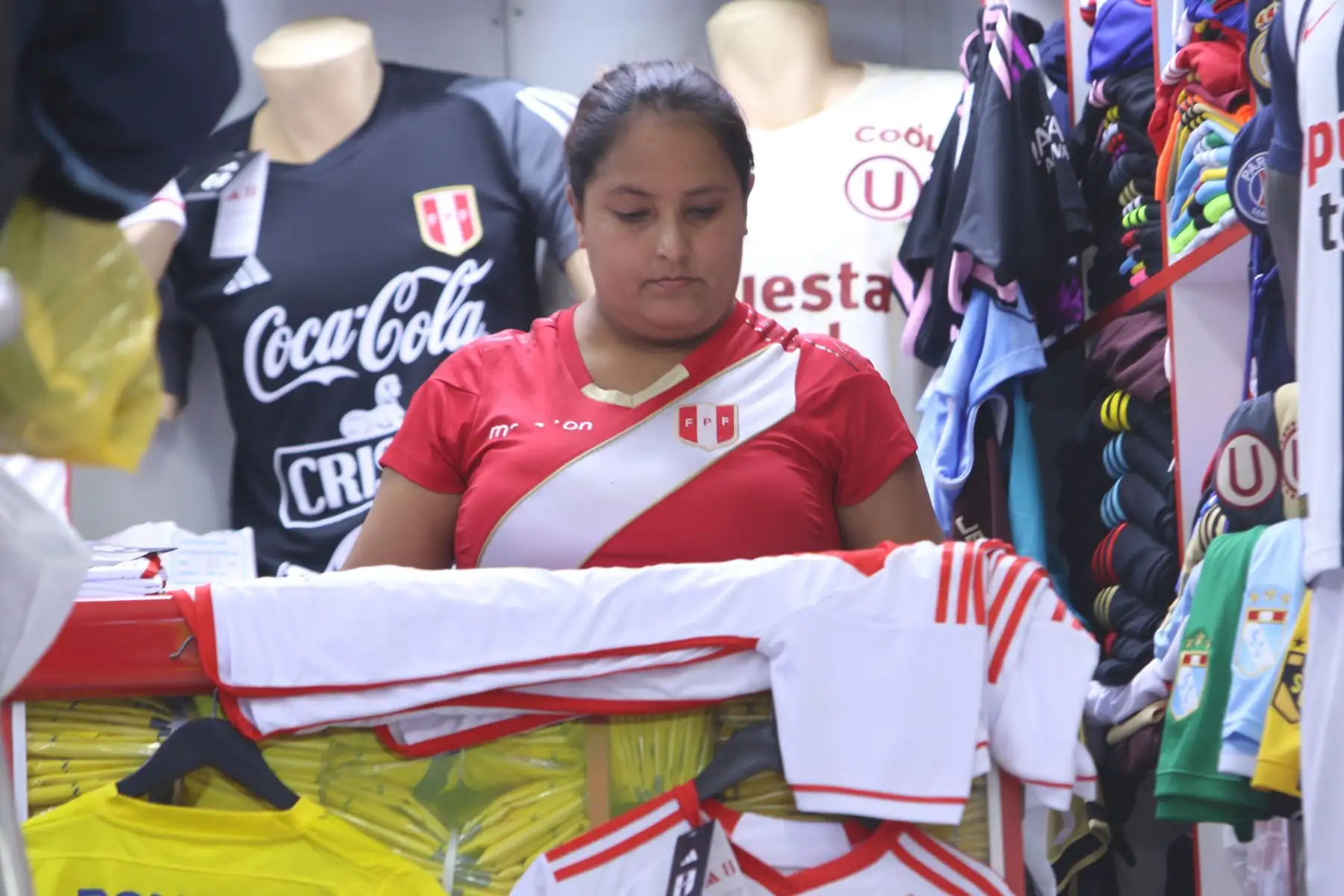 Hinchas peruanos compran camisetas y souvenirs en el emporio Comercial Gamarra previo al partido de fútbol entre las selecciones de Perú y Paraguay  que se enfrentan por las Eliminatorias al Mundial 2026
FOTO: ANDINA/Hector Vinces.