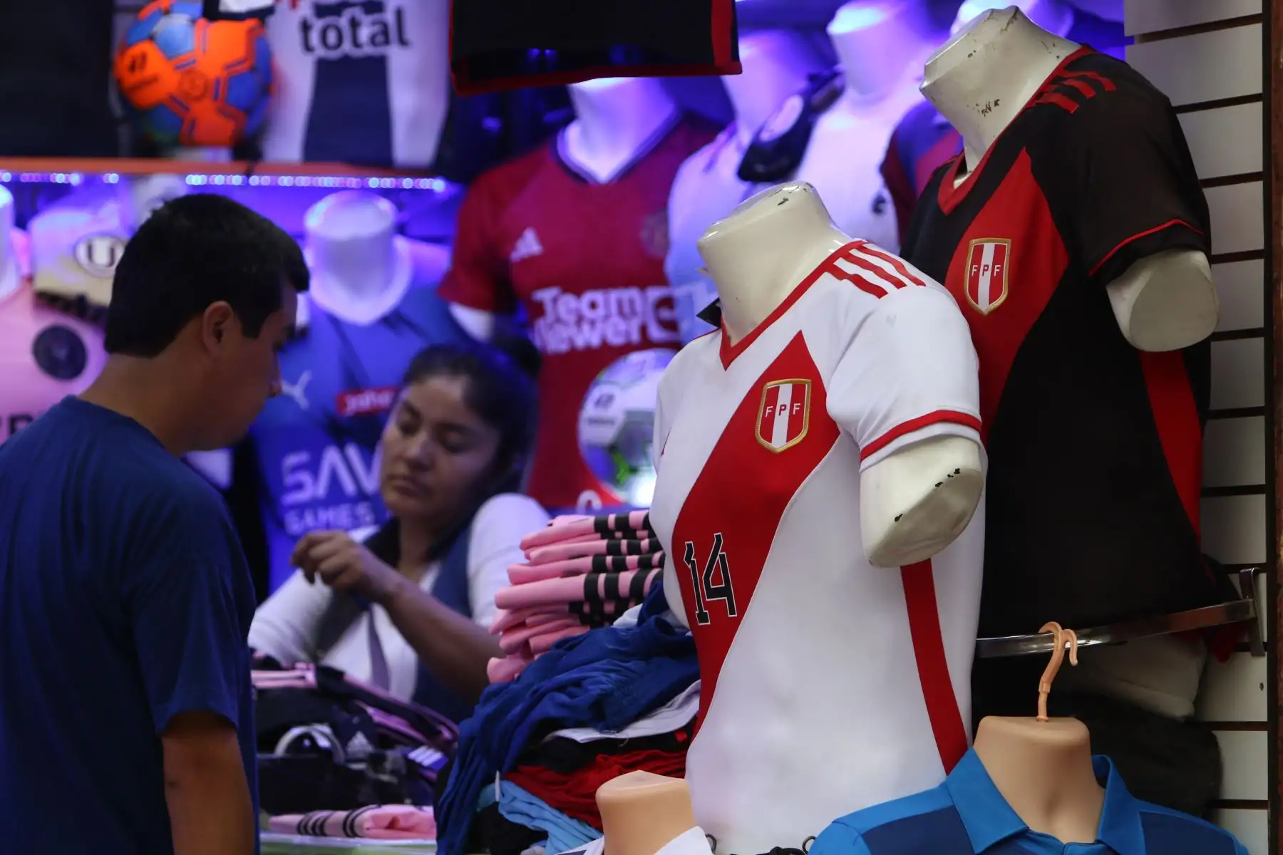 Hinchas peruanos compran camisetas y souvenirs en el emporio Comercial Gamarra previo al partido de fútbol entre las selecciones de Perú y Paraguay  que se enfrentan por las Eliminatorias al Mundial 2026
FOTO: ANDINA/Hector Vinces.