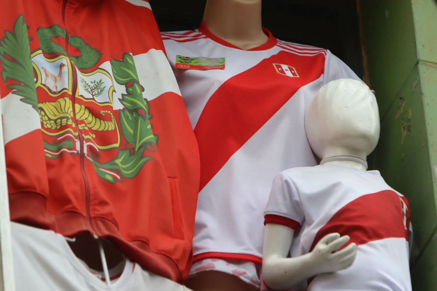 Hinchas peruanos compran camisetas y souvenirs en el emporio Comercial Gamarra previo al partido de fútbol entre las selecciones de Perú y Paraguay  que se enfrentan por las Eliminatorias al Mundial 2026
FOTO: ANDINA/Hector Vinces.