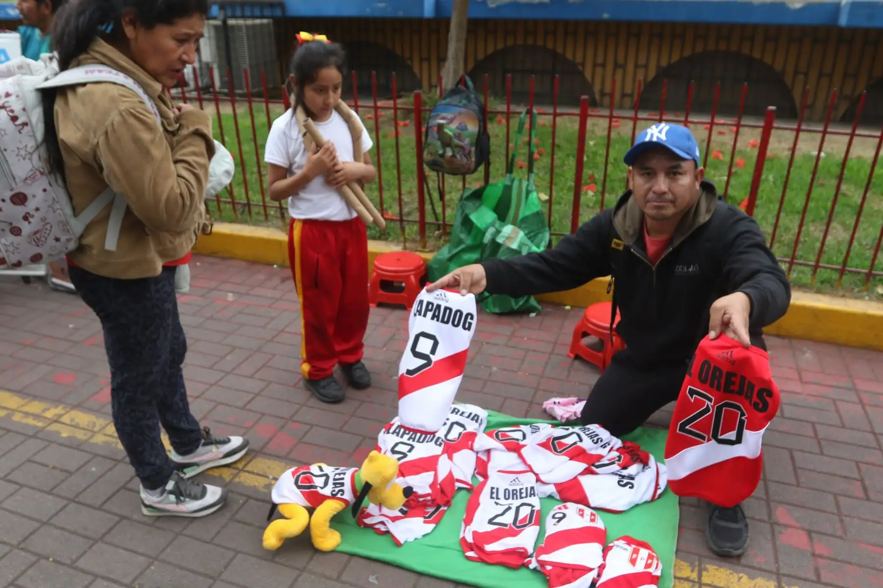 Hinchas peruanos compran camisetas y souvenirs en el emporio Comercial Gamarra previo al partido de fútbol entre las selecciones de Perú y Paraguay  que se enfrentan por las Eliminatorias al Mundial 2026
FOTO: ANDINA/Hector Vinces.