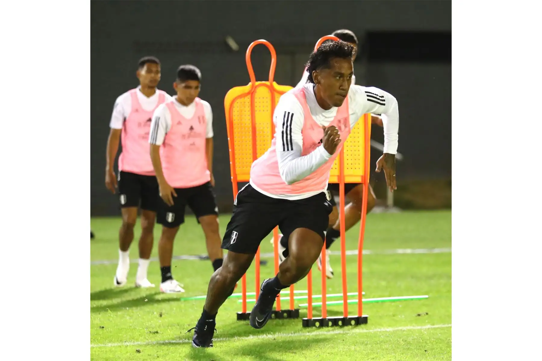 Entrenamiento de la Selección Peruana en la Ciudad del Este para iniciar el camino hacia el Mundial 2026.
Foto:Twitter de la Selección