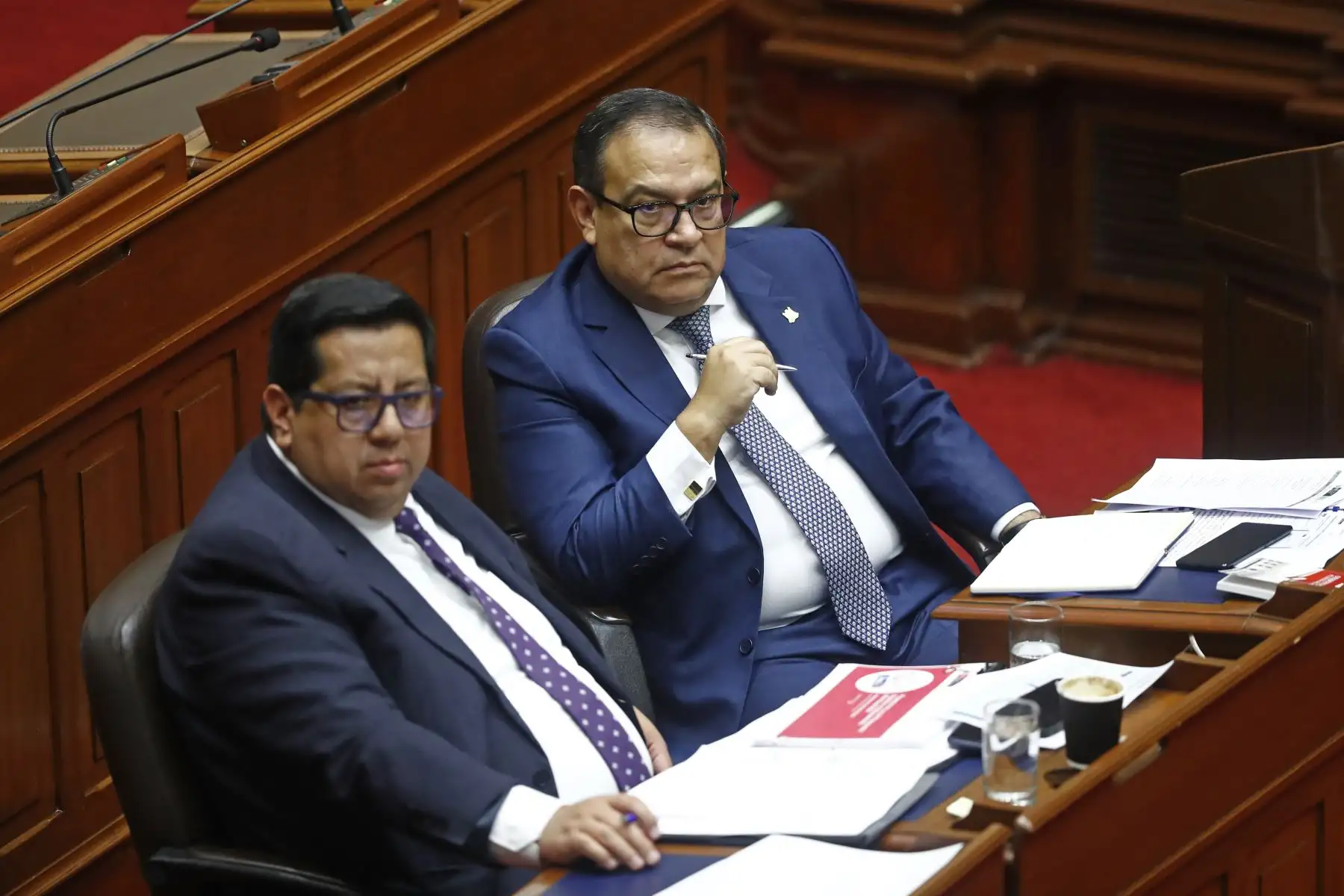 El presidente del Congreso de Ministros, Alberto Otárola, y el ministro de Economía, Alex Contreras, acuden al pleno del Congreso para sustentar el Presupuesto Público 2024. Foto: ANDINA/Daniel Bracamonte