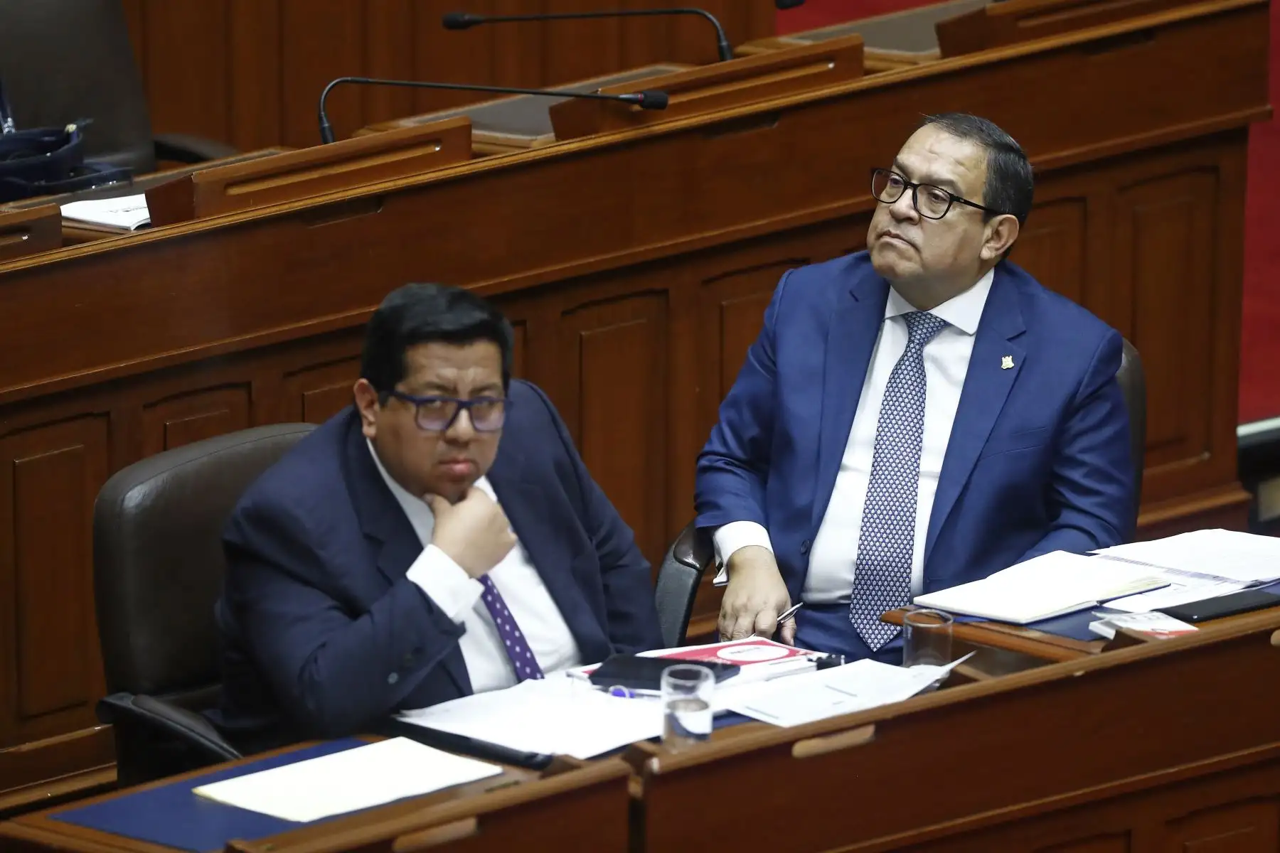 El presidente del Congreso de Ministros, Alberto Otárola, y el ministro de Economía, Alex Contreras, acuden al pleno del Congreso para sustentar el Presupuesto Público 2024. Foto: ANDINA/Daniel Bracamonte