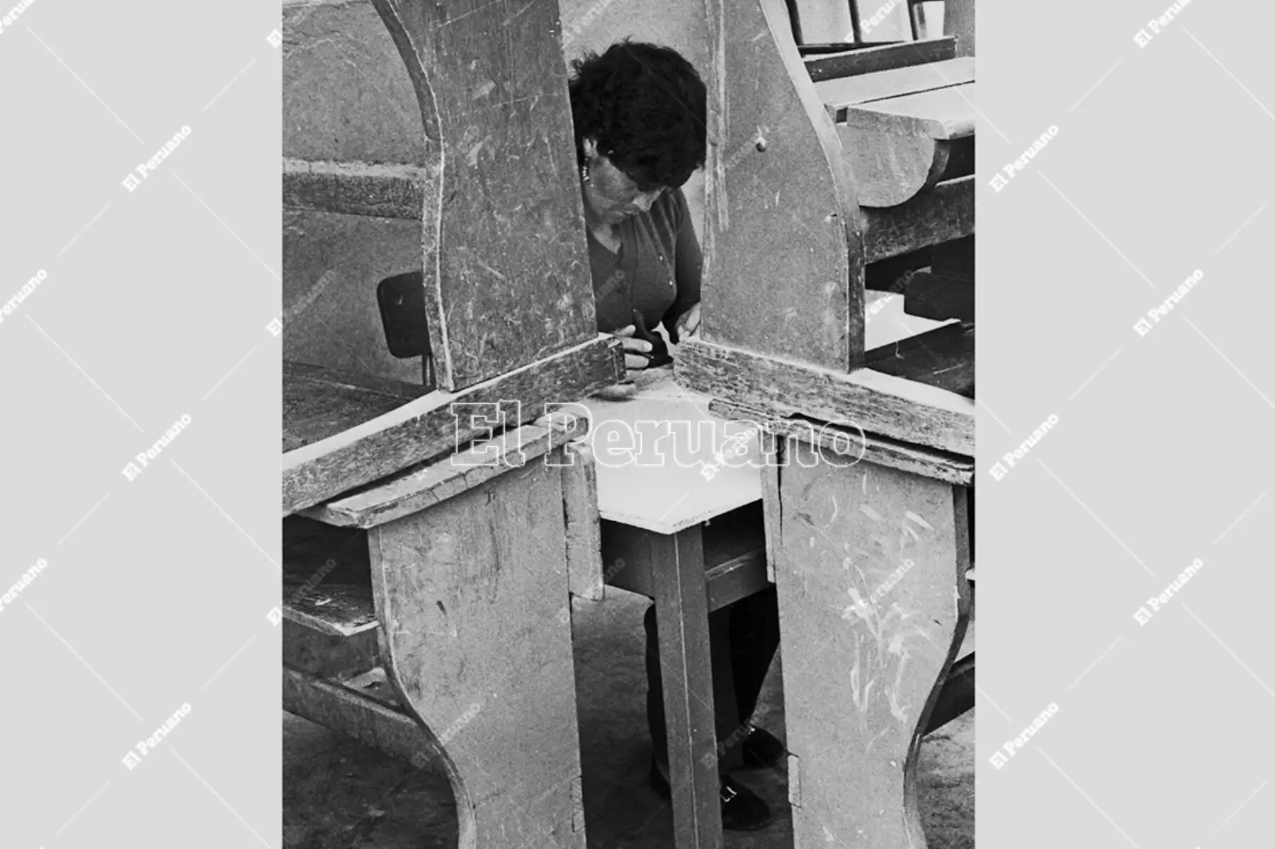 Lima - 13 noviembre 1983 / Una mujer en la cámara secreta de un centro de votación en las elecciones municipales de 1983. Foto: Archivo Histórico de El Peruano / Pavel Marrul