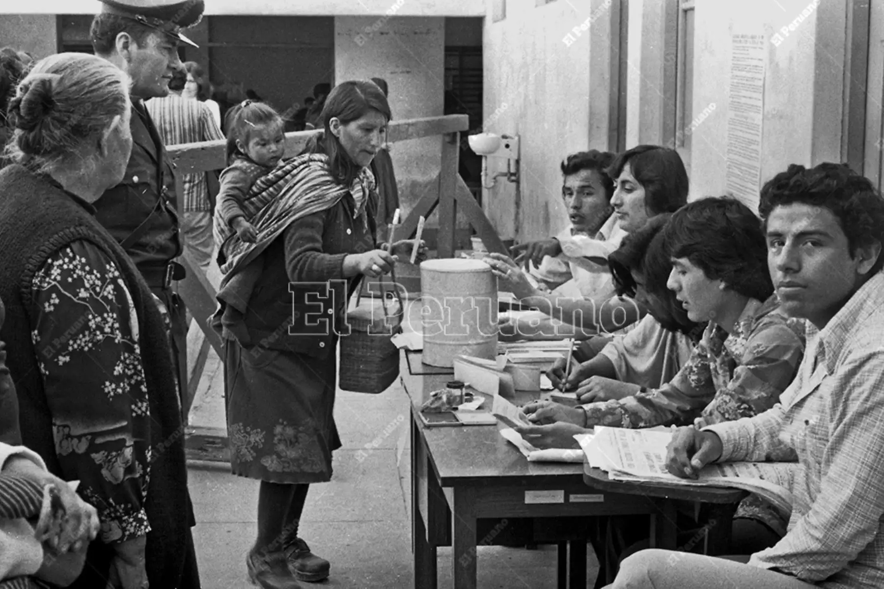 Lima - 23 noviembre 1980 / Una mujer emite su voto. Mas de 1 millón 662 mil limeños participaron en las elecciones municipales para elegir al nuevo alcalde lima tras doce años de gobierno militar. Foto: Archivo Histórico de El Peruano / Rómulo Luján