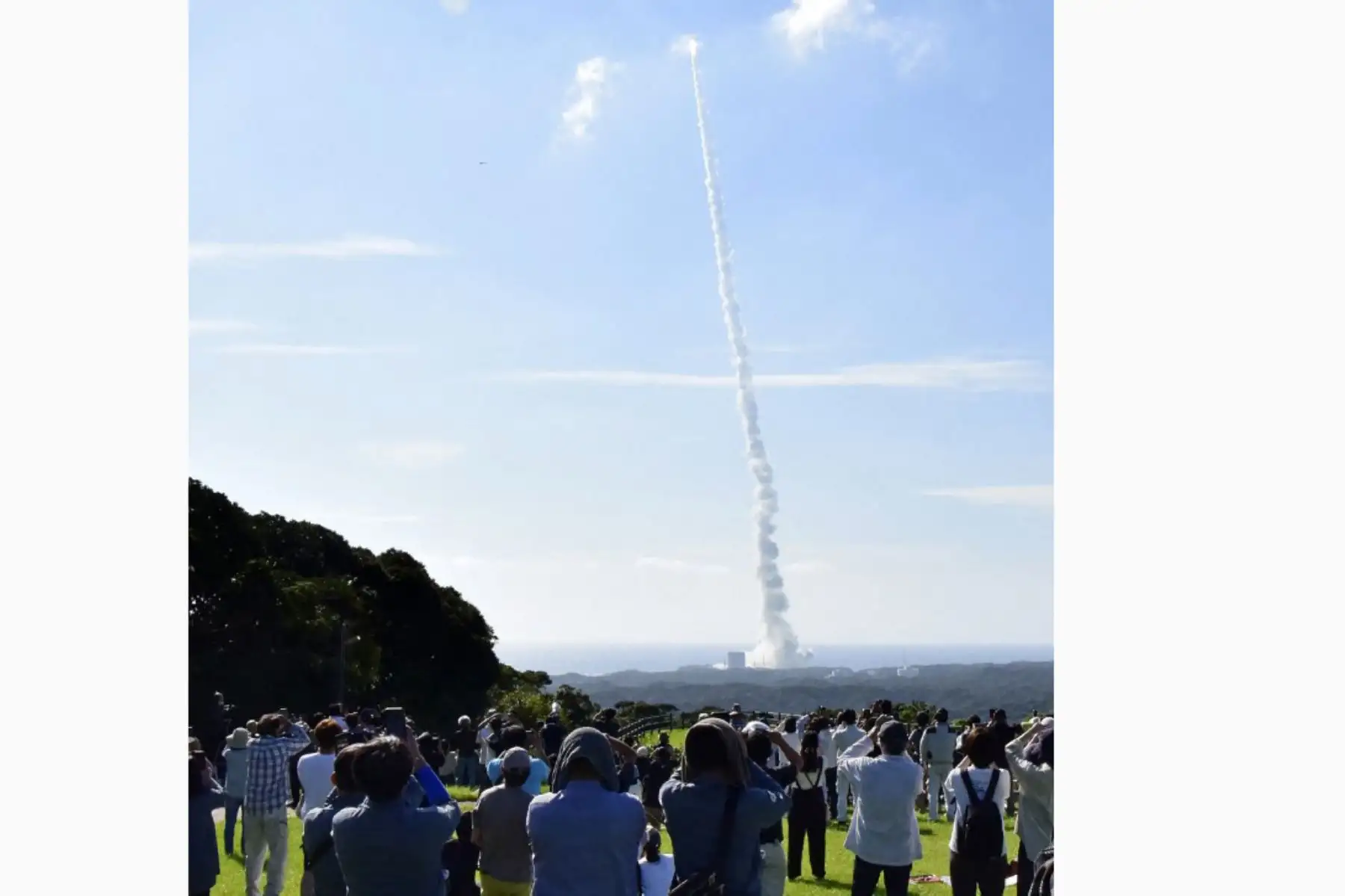La gente observa el lanzamiento de un cohete H-IIA que transporta una pequeña sonda de superficie lunar y otros objetos, cerca del Centro Espacial Tanegashima en Kagoshima. Foto: AFP
