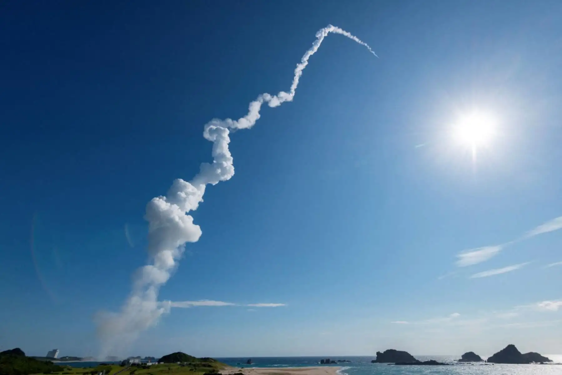 El cohete H2-A despegó a las 8:42 am (23:42 GMT del miércoles) transportando el módulo de aterrizaje de precisión "Moon Sniper" que se espera que aterrice en la superficie de la Luna en cuatro a seis meses. Foto: AFP