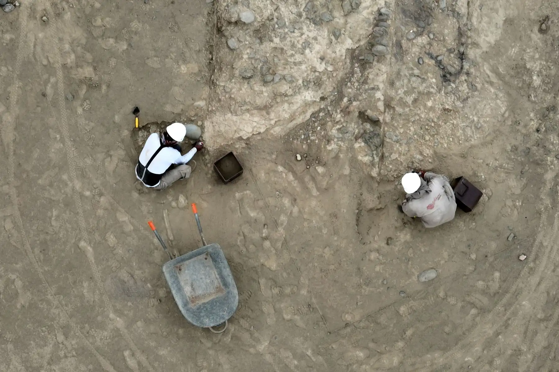 Arqueólogos y personal del Complejo Arqueológico Vichama realizan trabajos de excavación, limpieza y mantenimiento de los restos arquitectónicos de la civilización Caral, con más de 5 mil años de antigüedad. Foto: ANDINA/Daniel Bracamonte