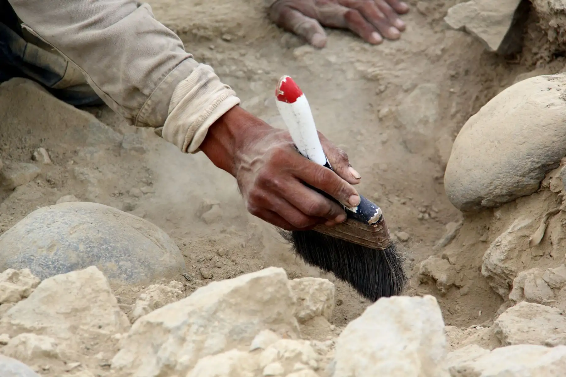 Arqueólogos y personal del Complejo Arqueológico Vichama realizan trabajos de excavación, limpieza y mantenimiento de los restos arquitectónicos de la civilización Caral, con más de 5 mil años de antigüedad. Foto: ANDINA/Daniel Bracamonte