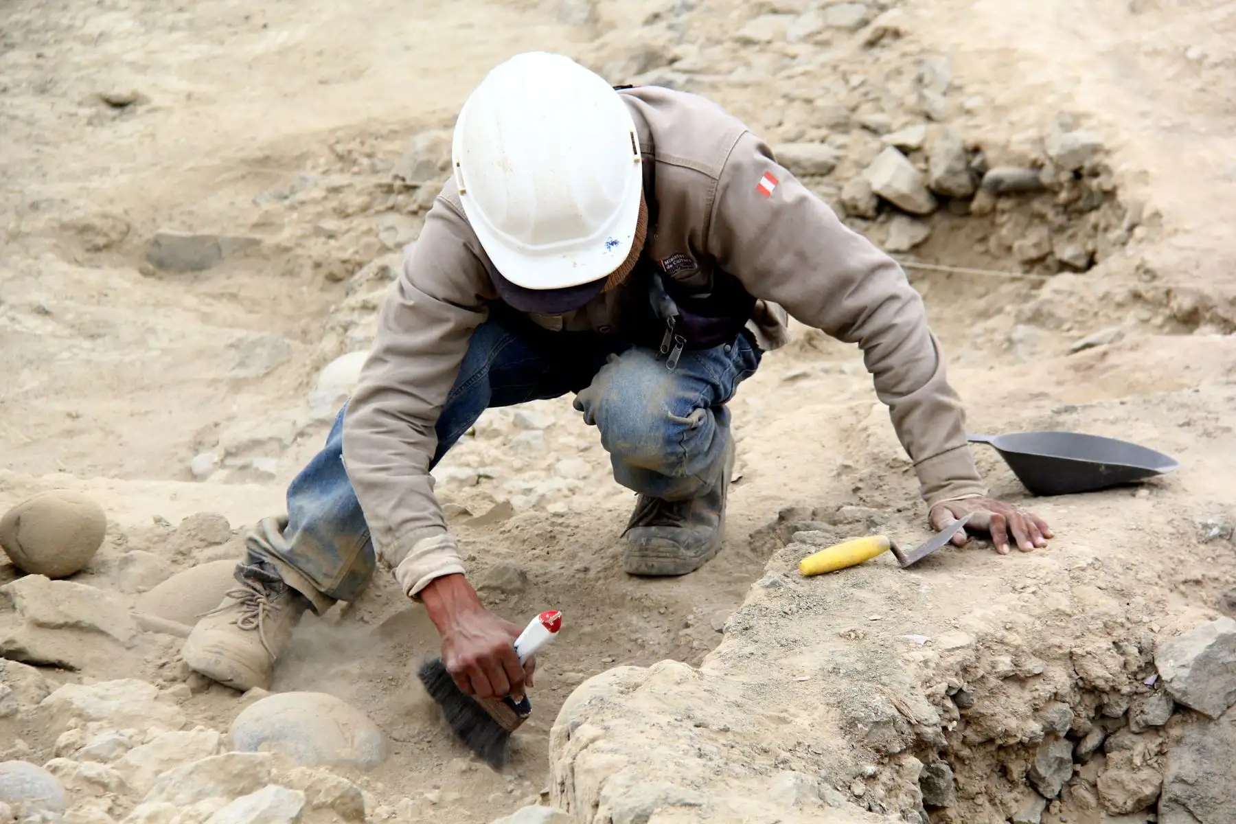 Arqueólogos y personal del Complejo Arqueológico Vichama realizan trabajos de excavación, limpieza y mantenimiento de los restos arquitectónicos de la civilización Caral, con más de 5 mil años de antigüedad. Foto: ANDINA/Daniel Bracamonte