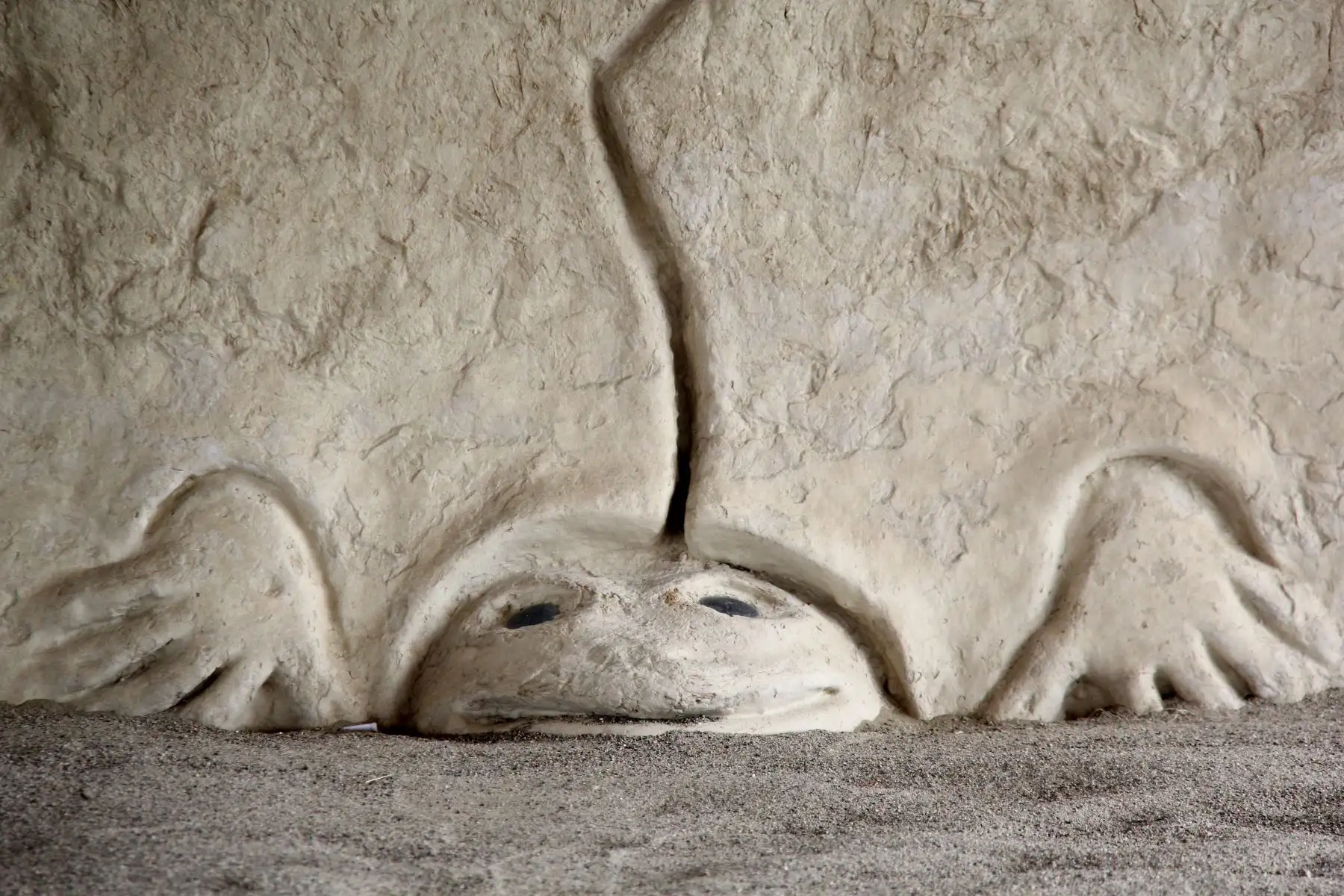 Figuras antropomorfas en alto relieve ubicadas en los muros de una de las pirámides del Complejo Arqueológico Vichama, las cuáles grafican el período de decadencia de la civilización Caral. Foto: ANDINA/Daniel Bracamonte