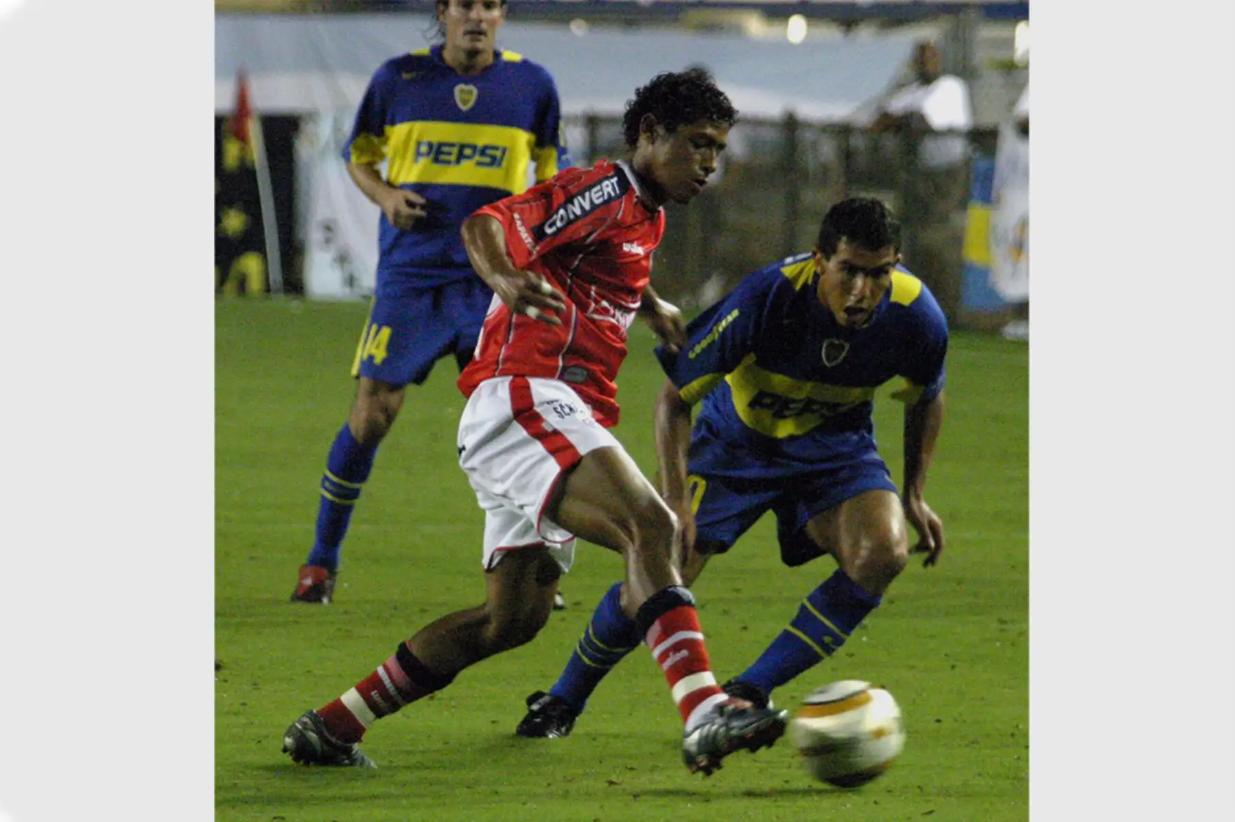 FORT LAUDERDALE, FLORIDA (EEUU), 7 setiembre 2004 .- Carlos Tévez de Boca Juniors, lucha por el balón con el peruano Paolo de la Haza  en el encuentro entre Boca Juniors y Cienciano por la Recopa Sudamericana.Foto: EFE