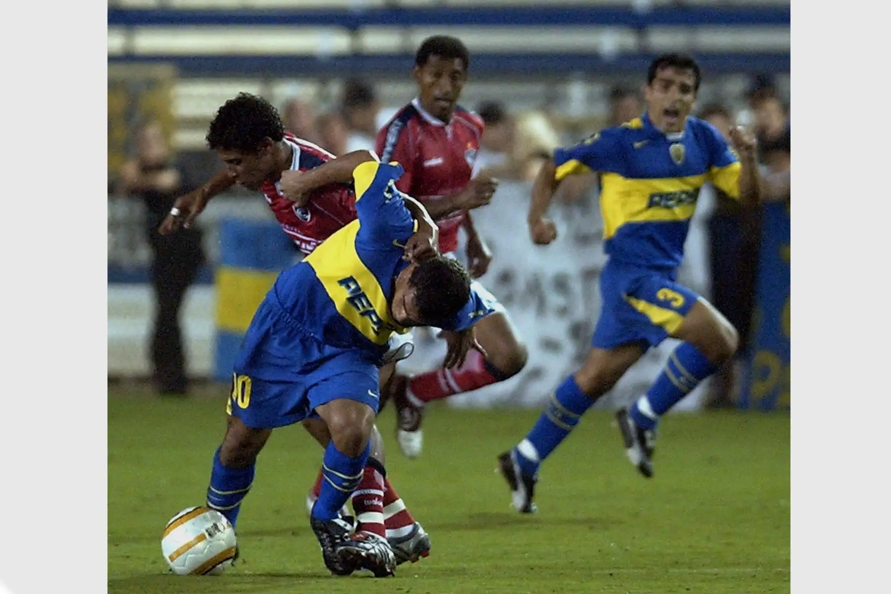 FORT LAUDERDALE, FLORIDA (EEUU), 7 setiembre 2004 .- Carlos Tévez de Boca Juniors lucha por el balón con el peruano Paolo de la Haza, en el partido entre Boca Juniors y Cienciano. El equipo de peruano ganó la Recopa Sudamericana en definición por penales. Foto: EFE