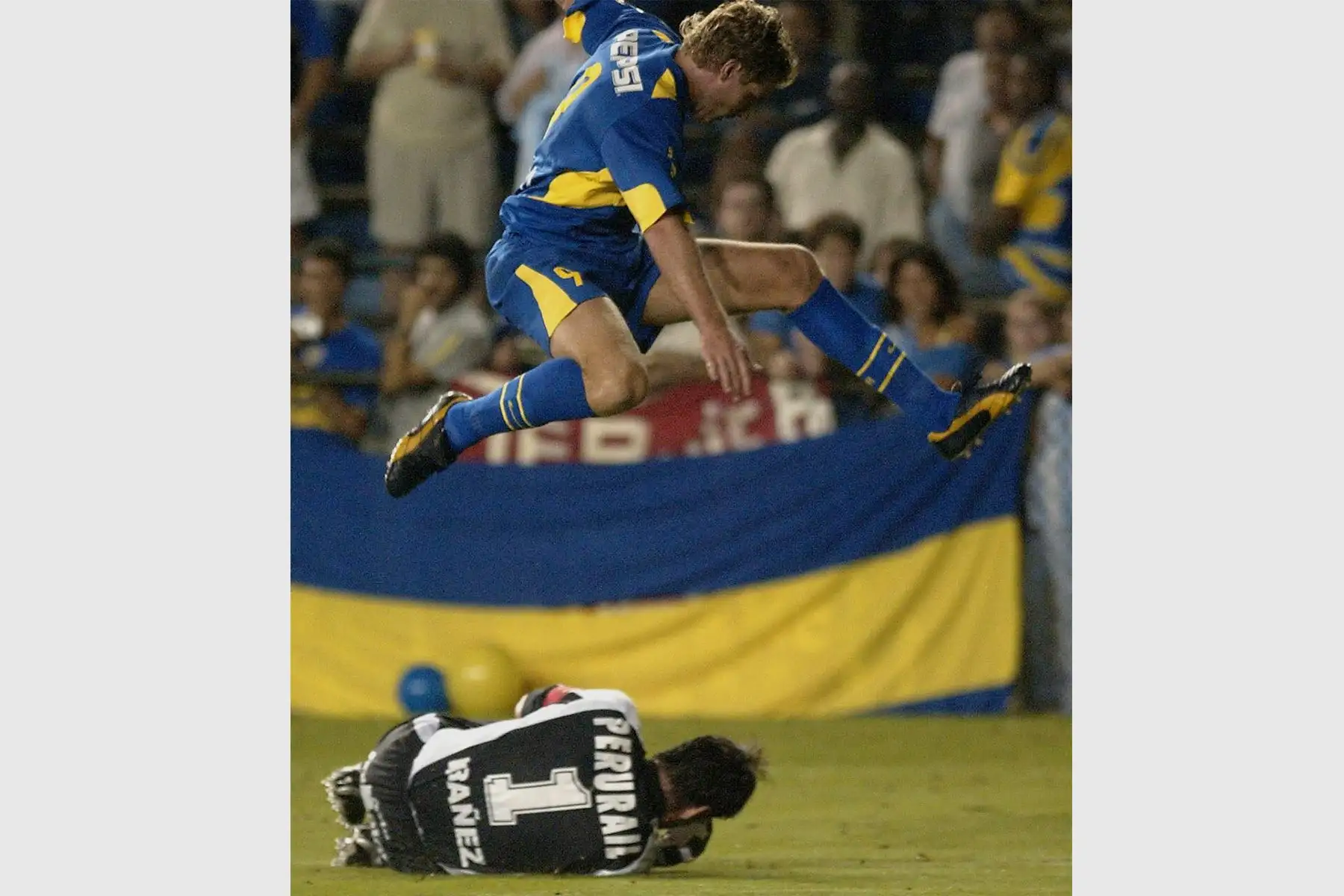 FORT LAUDERDALE, FLORIDA (EEUU), 7 setiembre 2004.- Martín Palermo de Boca Juniors, salta sobre el portero peruano Óscar Ibáñez en el encuentro entre Boca Juniors y Cienciano. El equipo peruano ganó la Recopa Sudamericana en definición por penales. Foto: EFE