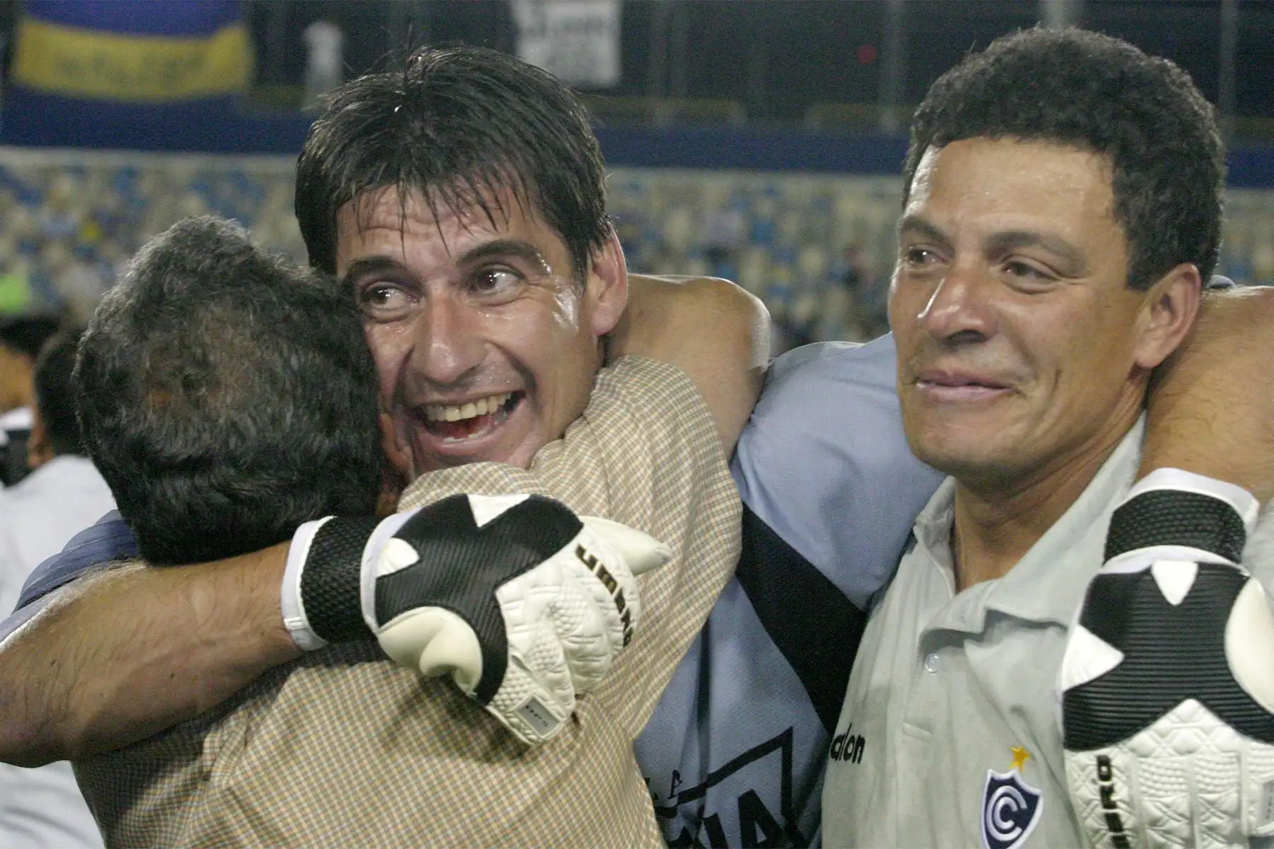 FORT LAUDERDALE, FLORIDA (EEUU), 7 setiembre 2004.- El portero Óscar Ibáñez celebra el triunfo de Cienciano sobre Boca Juniors. El cuadro peruano ganó la Recopa Sudamericana en dramática definición por penales. Foto: EFE