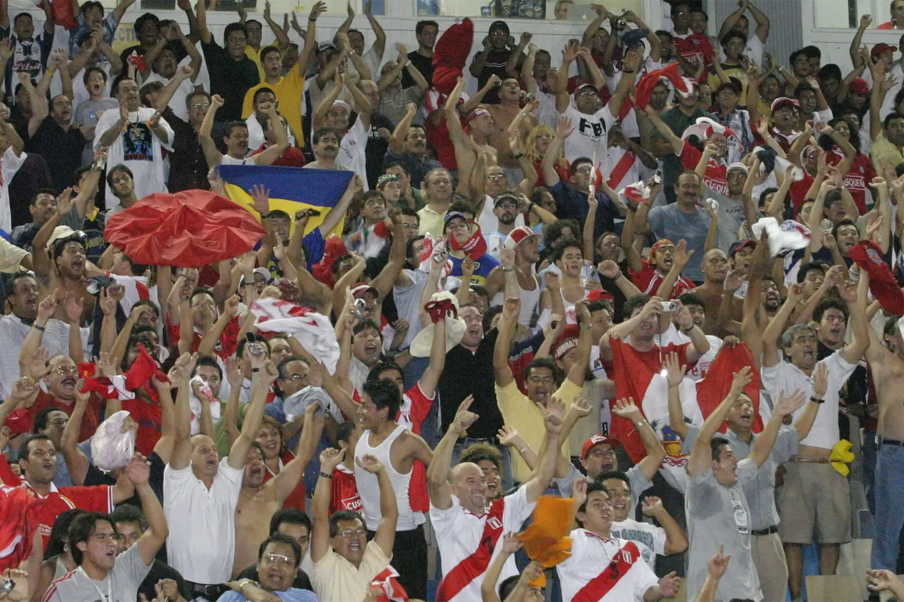 FORT LAUDERDALE, FLORIDA (EEUU), 7 setiembre 2004.- Hinchas peruanos celebran el triunfo del Cienciano del Cusco sobre Boca Juniors de Argentina en la final de la Recopa Sudamericana. Foto: EFE
