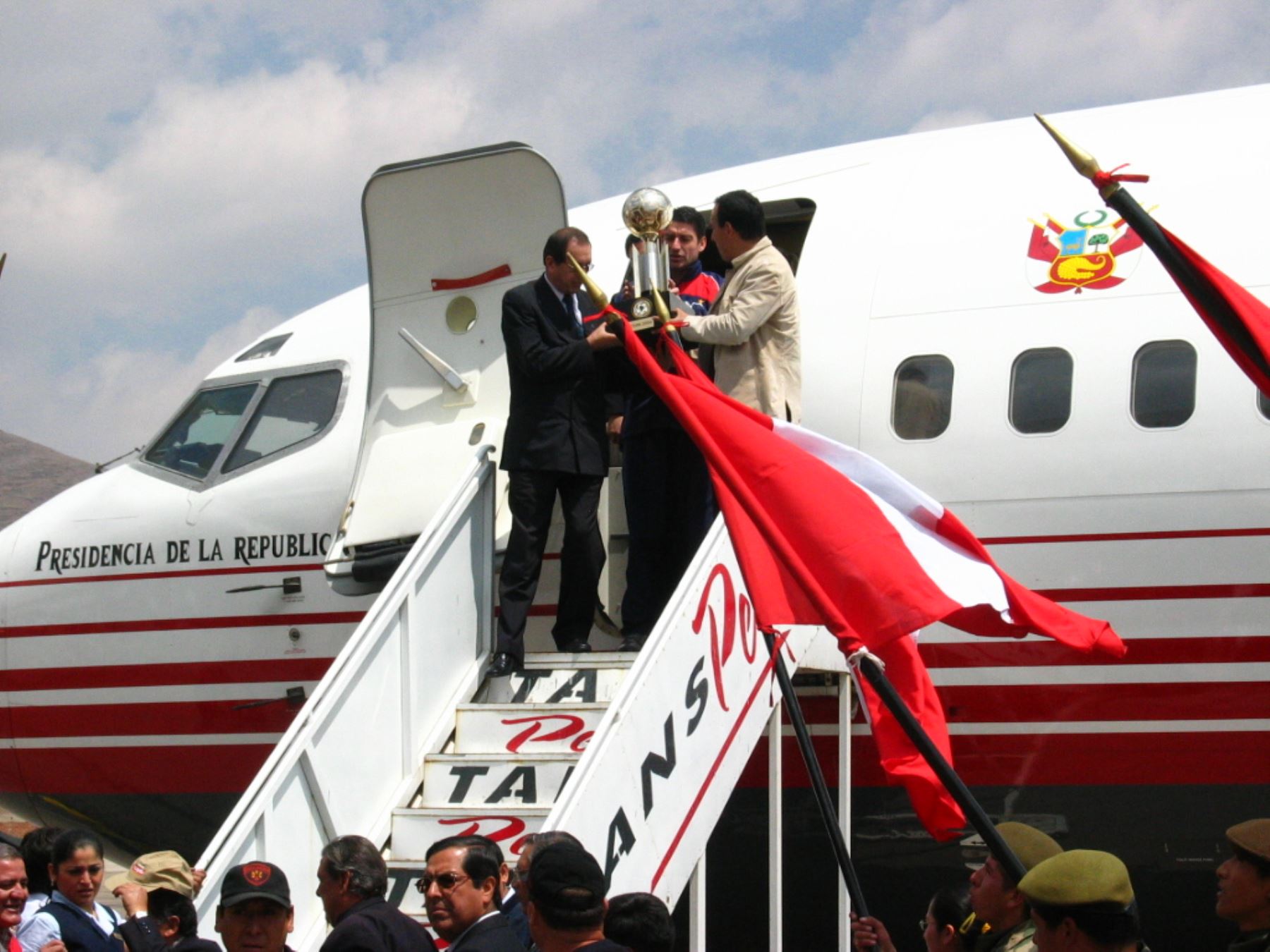 Cusco - 13 setiembre 2004 / Preciso instante en el que el portero Óscar Ibáñez y el entrenador Freddy Ternero bajan del avión presidencial con la Recopa Sudamericana. Los jugadores recibieron una multitudinaria bienvenida, fueron declarados hijos ilustres y se les entregó la Llave de la Ciudad. Foto:  Mario Carrión /  Diario El Peruano / Corresponsal