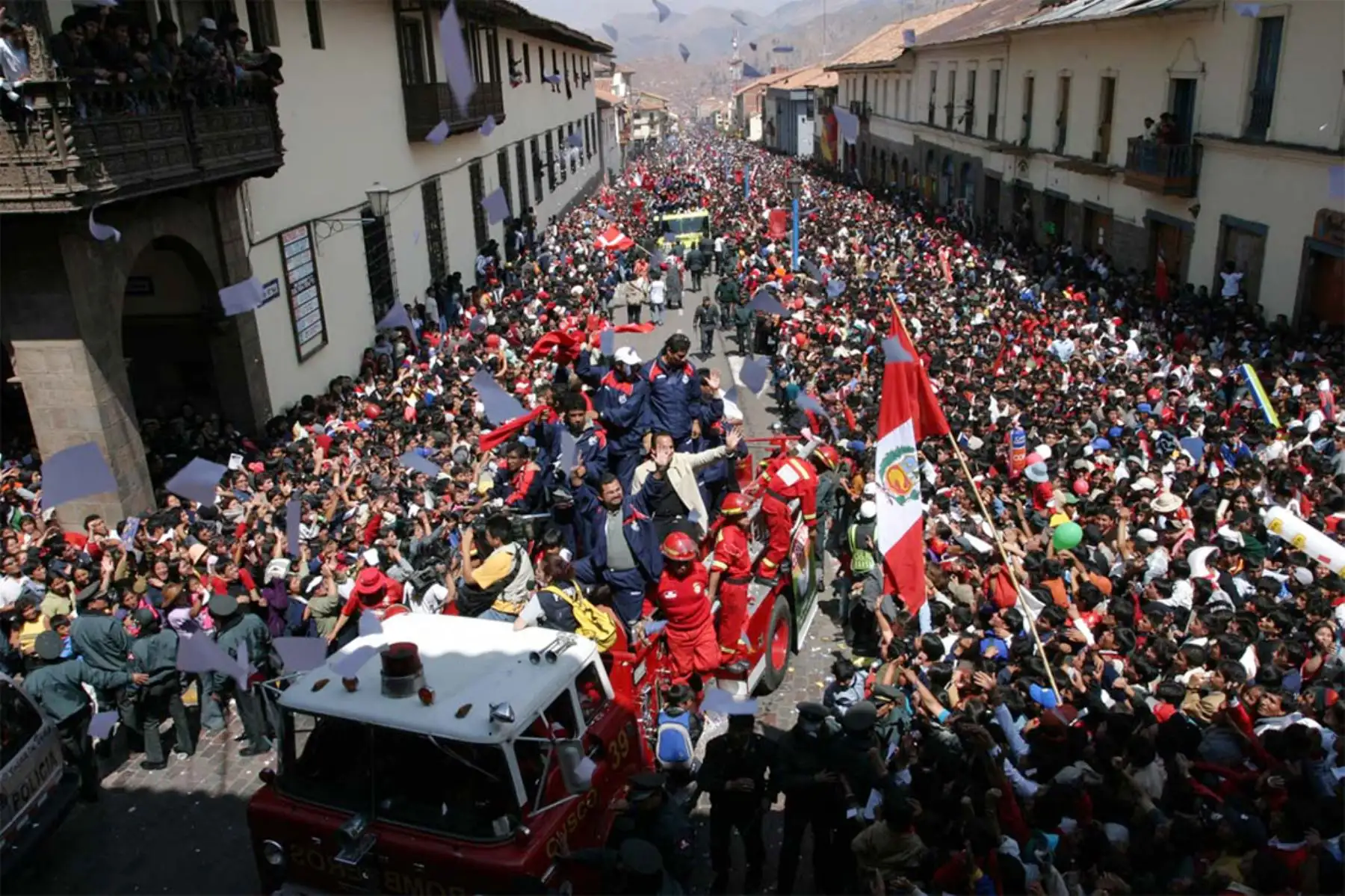 Cusco - 13 setiembre 2004 / En el avión presidencial retornó el Cienciano
con la Recopa al Cusco, donde lo recibió una multitud enfervorizada. Los jugadores fueron
declarados hijos ilustres y se les entregó la Llave de la Ciudad. Foto: Diario El Peruano / Corresponsal