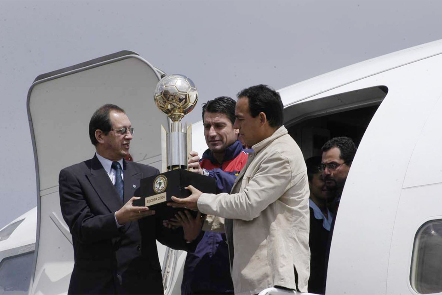 Cusco - 13 setiembre 2004 / Preciso instante en el que el portero Óscar Ibáñez y el entrenador Freddy Ternero bajan del avión presidencial con la Recopa Sudamericana. Los jugadores recibieron una multitudinaria bienvenida, fueron declarados hijos ilustres y se les entregó la Llave de la Ciudad. Foto:  Diario El Peruano / Corresponsal