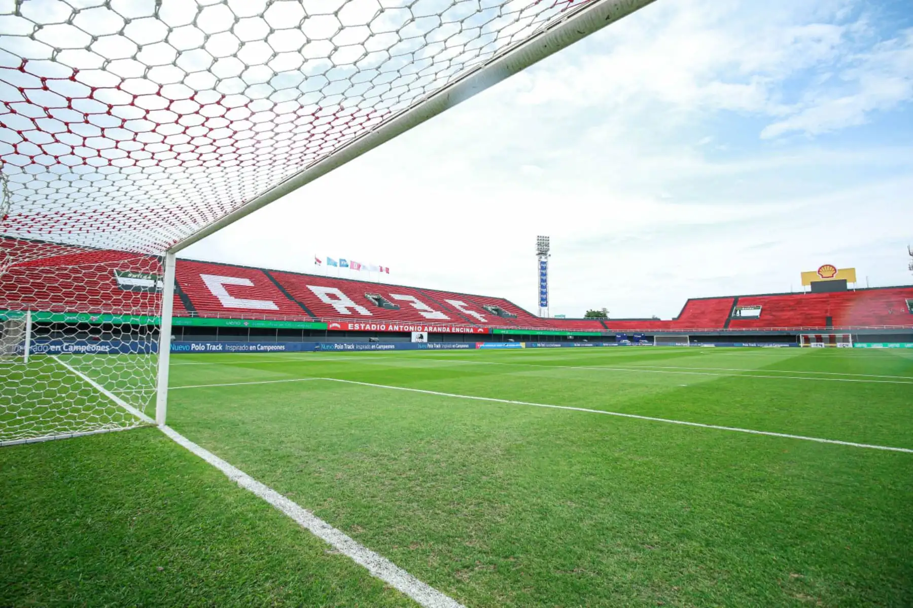 Aferrada al recuerdo de sus dos recientes actuaciones en procesos clasificatorios, la selección peruana sale este jueves (17:30 horas) a iniciar bien las Eliminatorias al Mundial Estados Unidos, Canadá y México 2026 cuando enfrente a su similar de Paraguay en el estadio Antonio Aranda de la Ciudad del Este. Foto: Twitter/apf.org.py