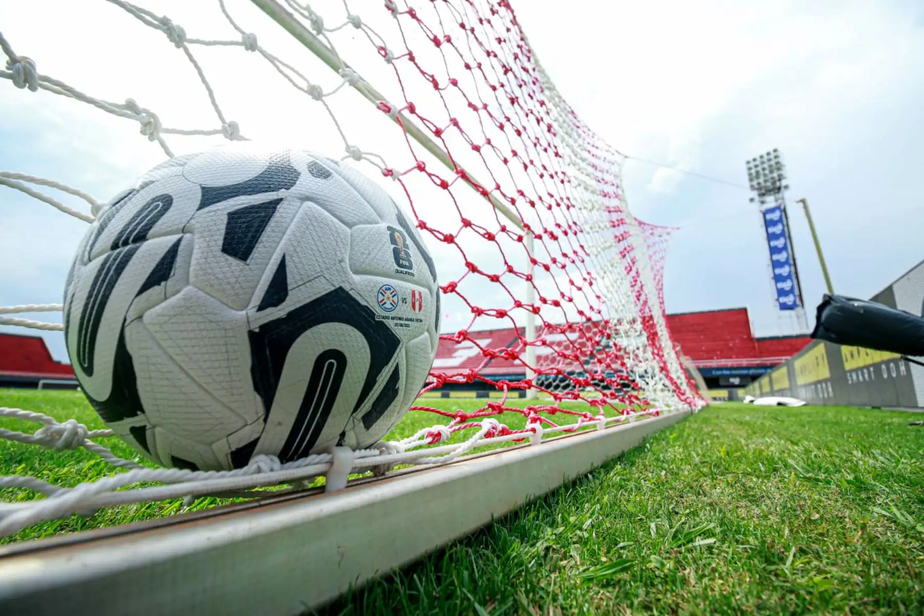 Así luce el estadio Antonio Aranda para el debut de la selección peruana ante Paraguay por la primera fecha de las Eliminatorias rumbo a la Copa del Mundo, Estados Unidos, México, Canadá 2026. Foto: Twitter/apf.org.py