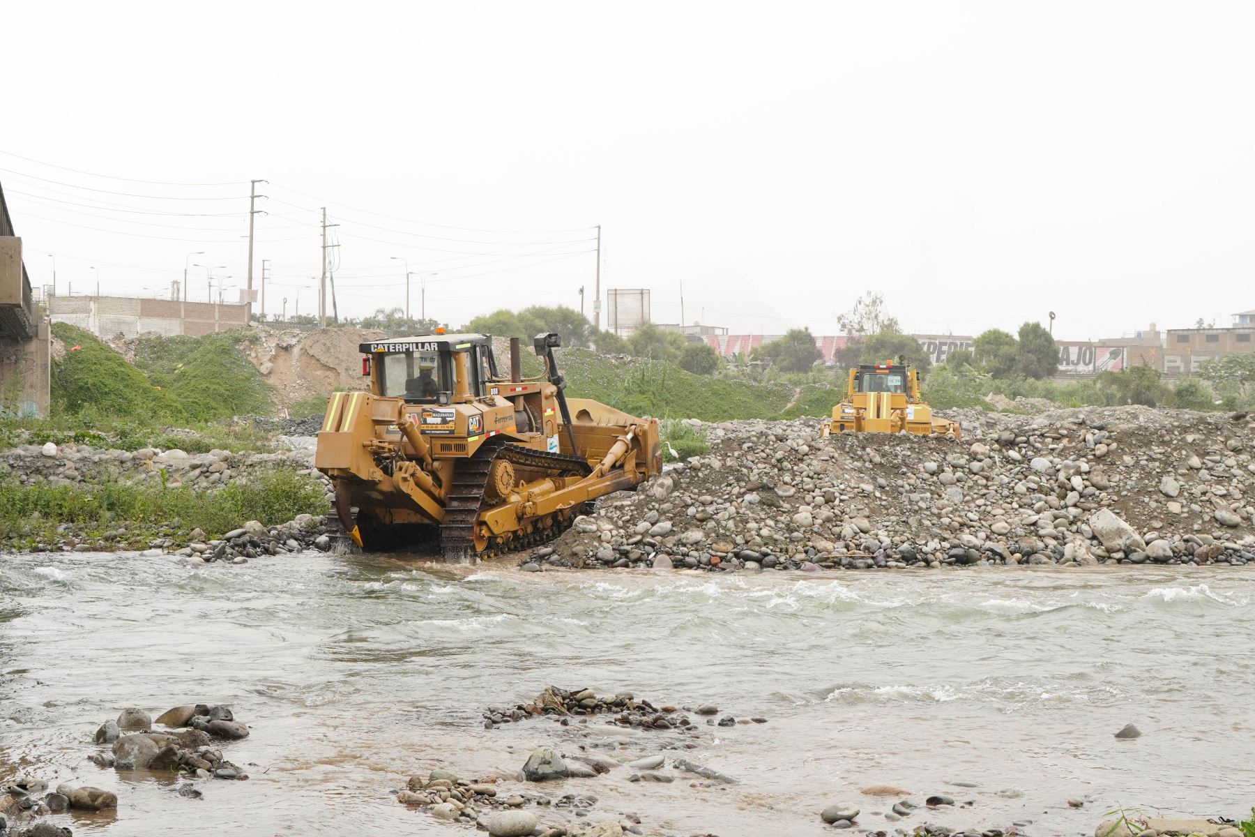 Reconstrucción con Cambios ha desplegado maquinaria pesada en el río Rímac para la limpieza de cauce, especialmente en puntos críticos, a fin de evitar posibles desbordes en el verano. Foto: ANDINA/Difusión