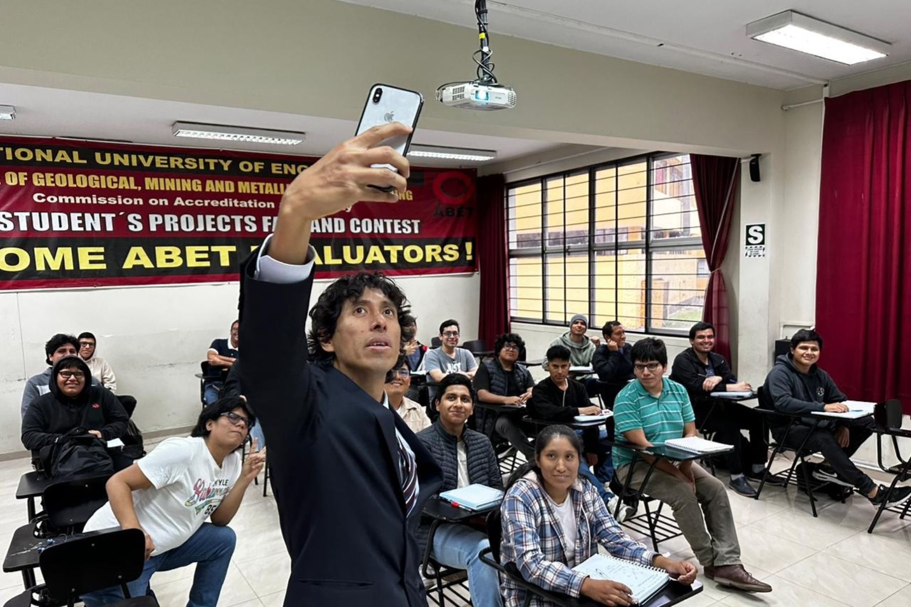 Gracias a su pasión por la ingeniería, la tecnología y la educación, Hernán Gabriel Oyola Gonzales logró que sus alumnos de la Universidad Nacional de Ingeniería (UNI) califiquen su desempeño en clases con un puntaje perfecto, obteniendo el título del “mejor docente del ciclo académico 2022-2”. Foto: ANDINA/Lenin Lobatón