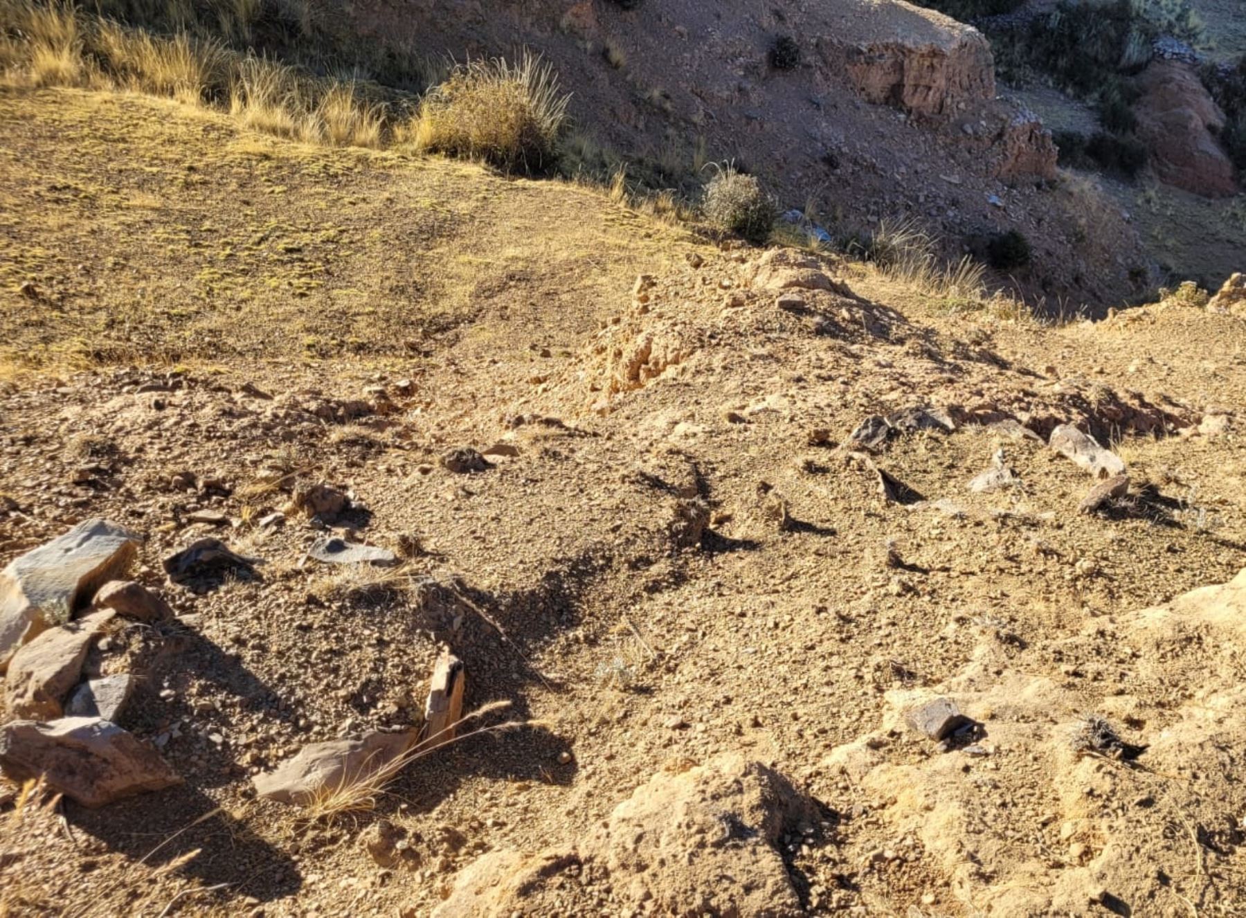 Investigadores peruanos y chilenos hallaron 20 tumbas de presunto origen preinca en la isla Amantani, ubicado en el lago Titicaca, región Puno. ANDINA/Difusión