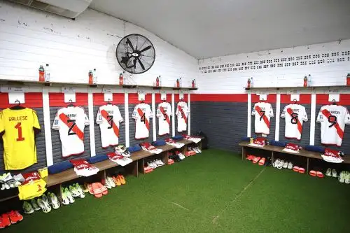 Vestuario de la Bicolor en el estadio Antonio Aranda de Ciudad del Este, Paraguay. Foto: Twitter/Difusión