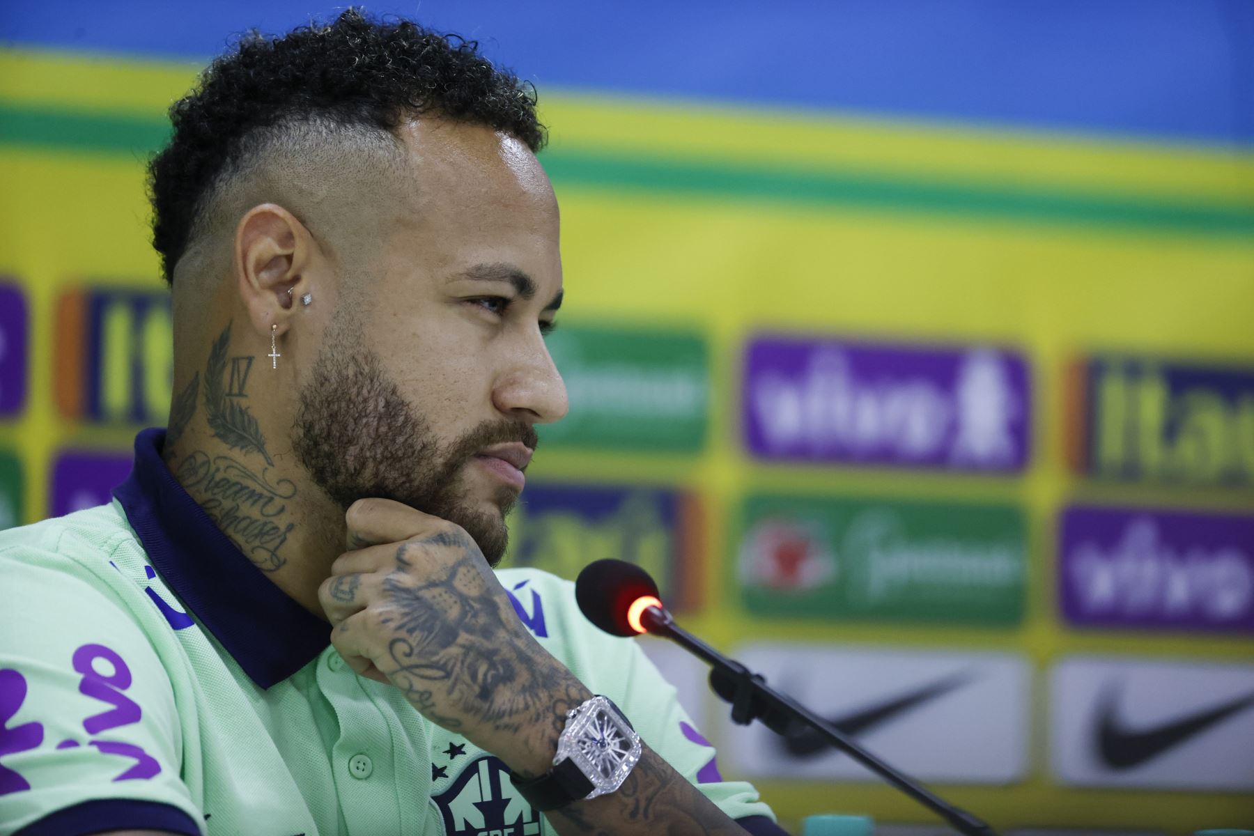 El jugador de la selección brasileña Neymar participa hoy en una rueda de prensa, en el estadio Mangueirão en Belém (Brasil).