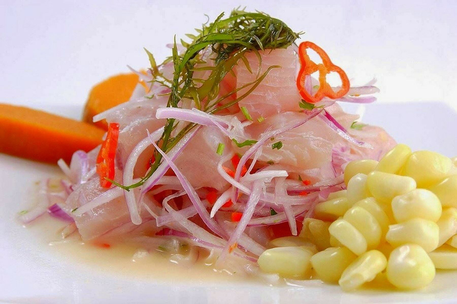 El cebiche es un plato típico de la cocina peruana; sus ingredientes principales son el pescado crudo en trozos, jugo de limón, cebolla cruda cortada muy delgada y ají. Foto: ANDINA/archivo