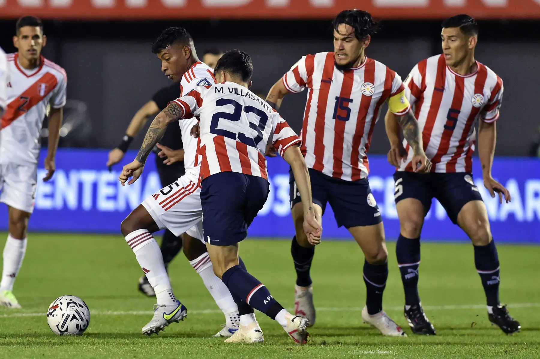 El defensor peruano Miguel Araujo  y el mediocampista paraguayo Mathias Villasanti  luchan por el balón durante el partido de fútbol de las Eliminatorias Sudamericanas para la Copa Mundial de la FIFA 2026 entre Paraguay y Perú, en el estadio Antonio Aranda en Ciudad del Este, Paraguay. Foto:ANDINA/AFP