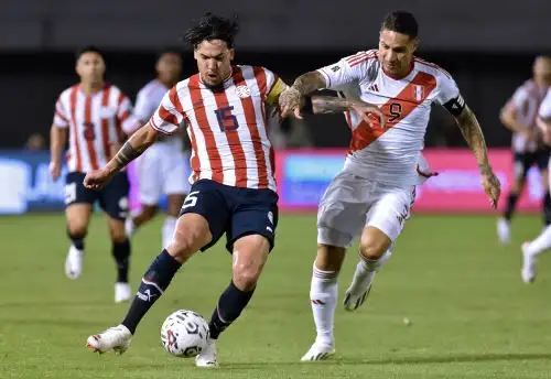 El defensor de Paraguay Gustavo Gómez  lucha por el balón con el delantero peruano Paolo Guerrero durante el partido de fútbol de las eliminatorias sudamericanas para la Copa Mundial de la FIFA 2026 entre Paraguay y Perú, en el estadio Antonio Aranda de Ciudad del Este, Paraguay. Foto: ANDINA/AFP